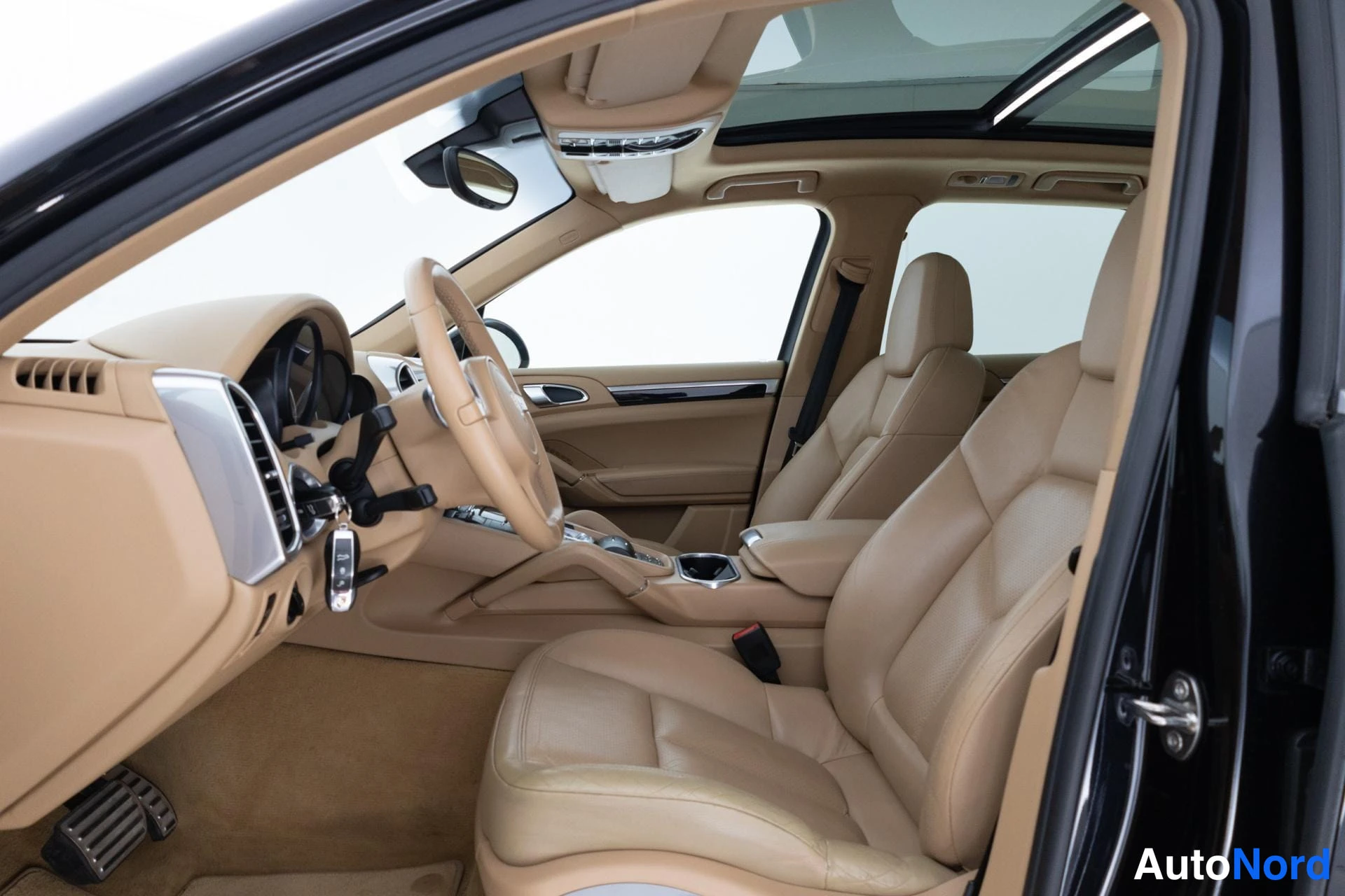Musta Porsche Cayenne 2010, etuistuimet, kuva 12