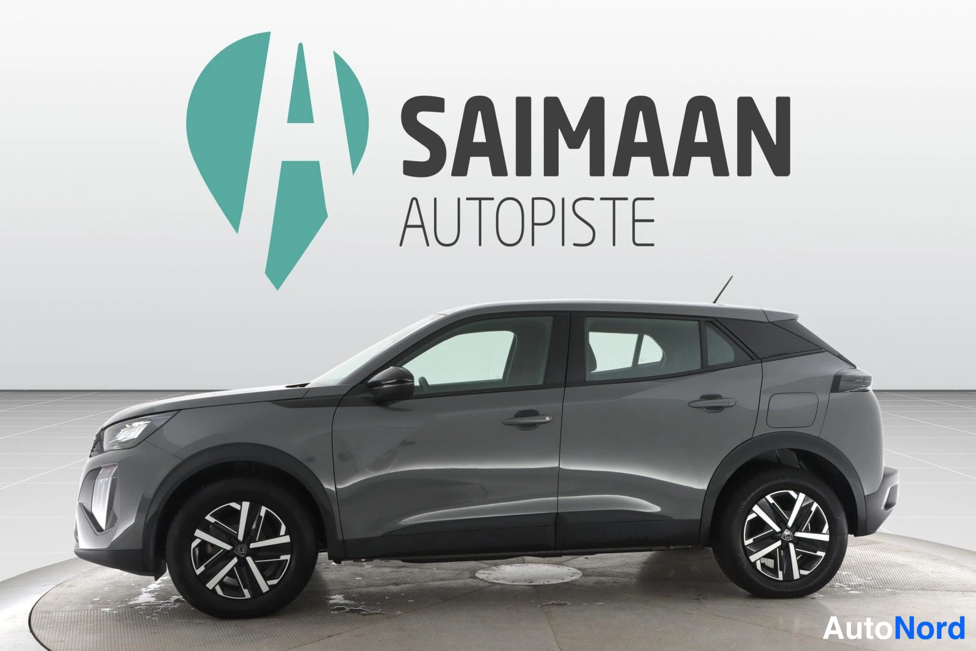 Harmaa Peugeot 2008 2024, etuviisto, keula vasemmalle, kuva 2