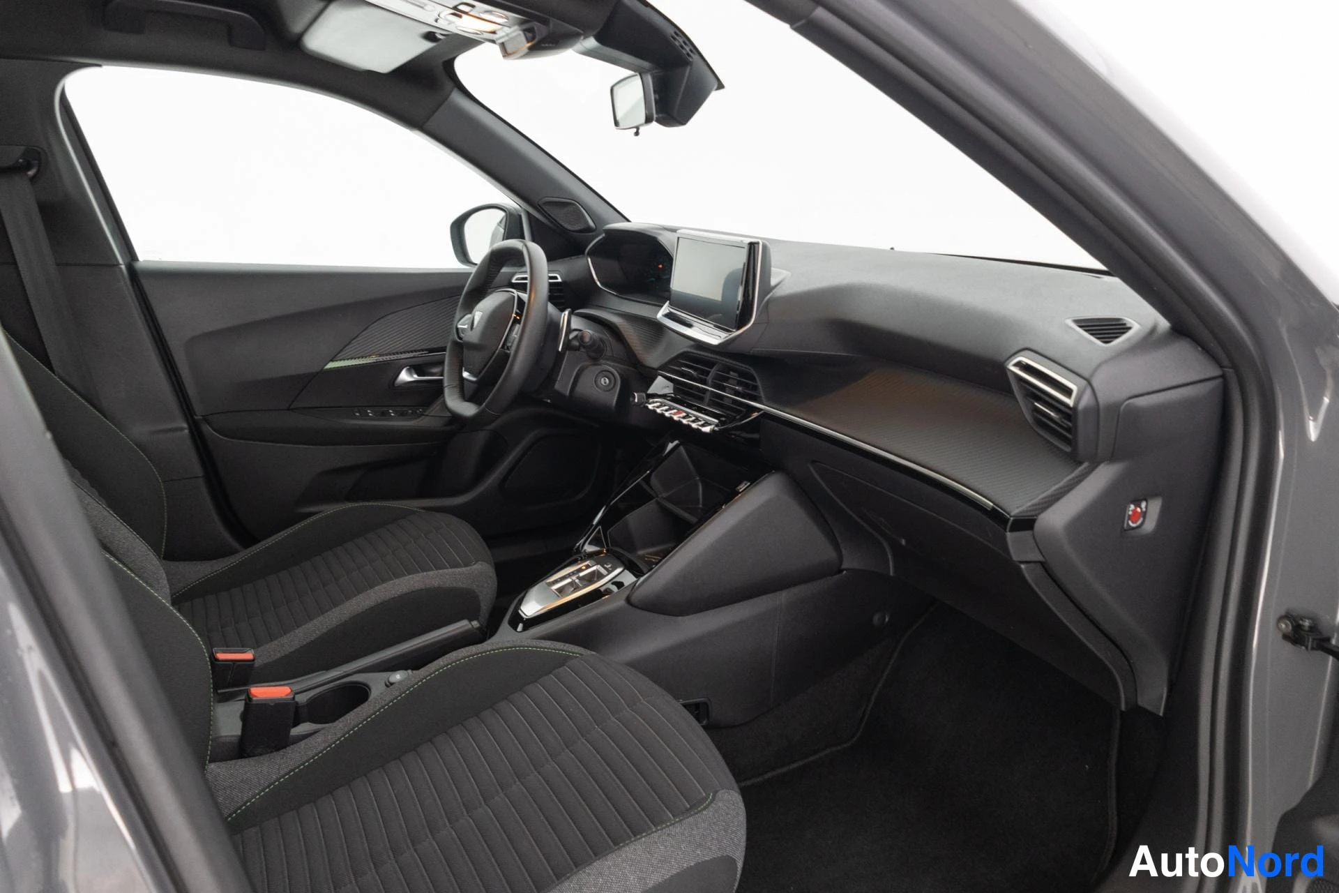Harmaa Peugeot 2008 2024, ohjaamo, kuva 10