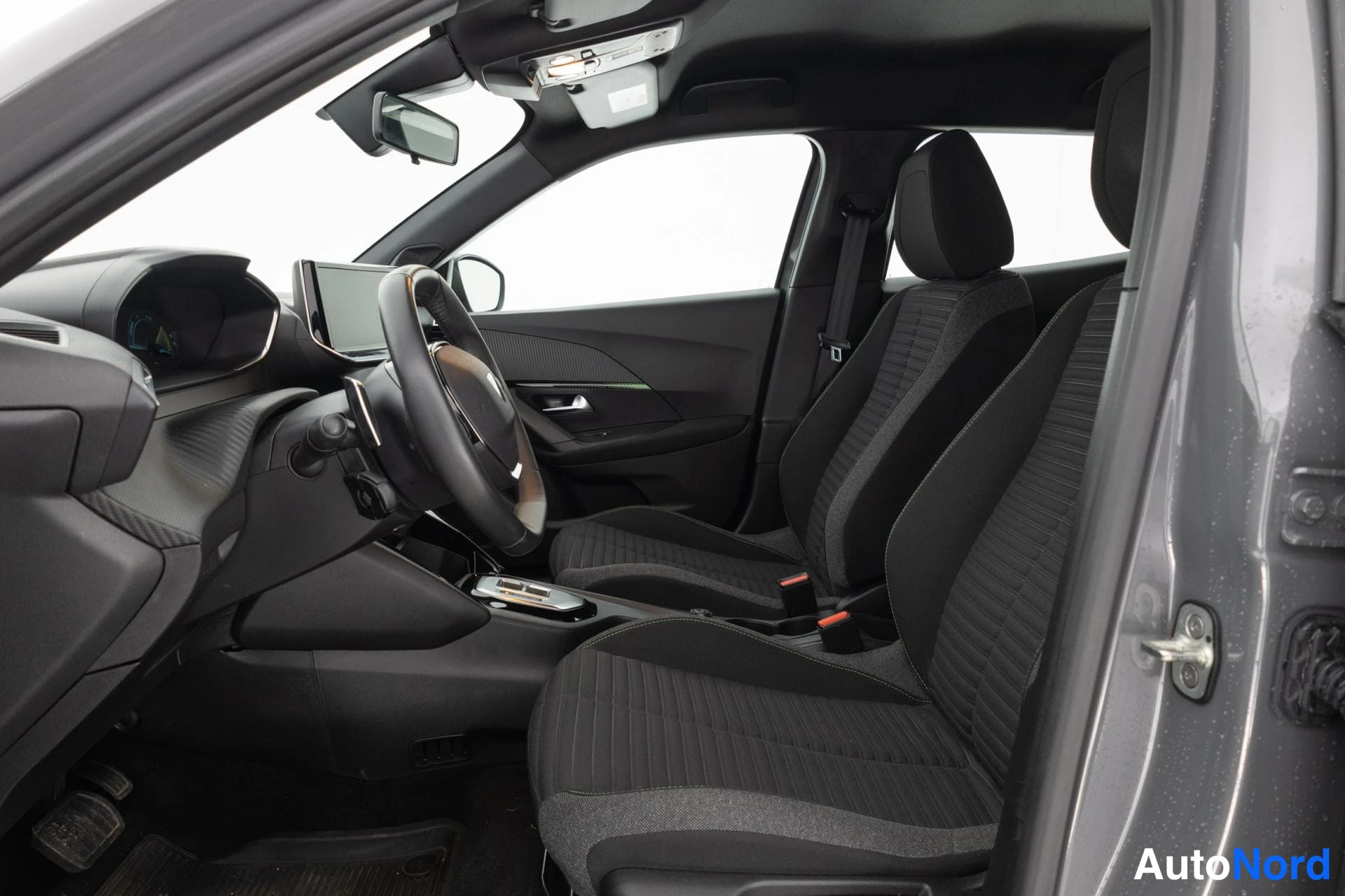 Harmaa Peugeot 2008 2024, ohjaamo, kuva 9
