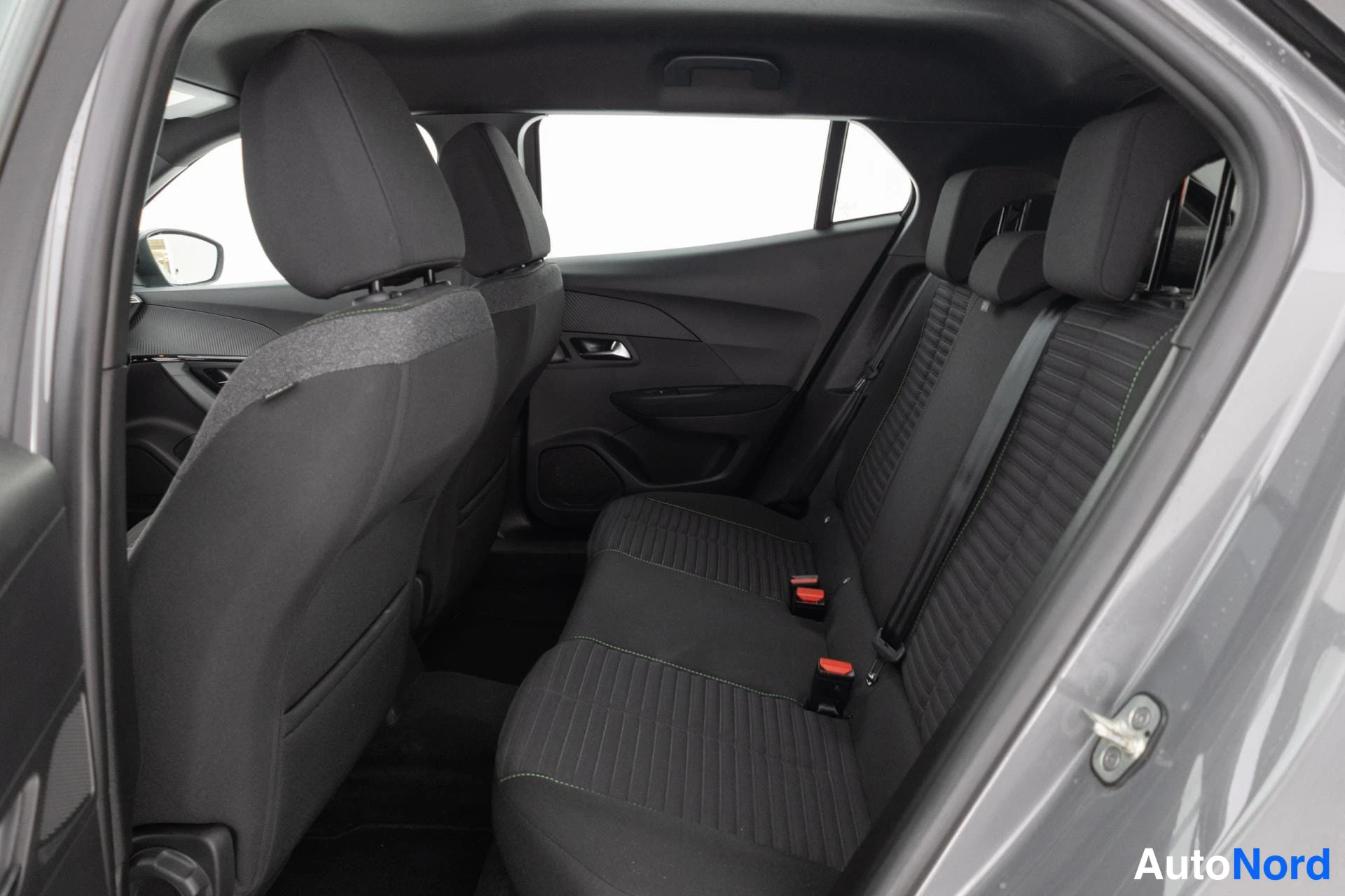 Harmaa Peugeot 2008 2024, takaistuimet, kuva 12