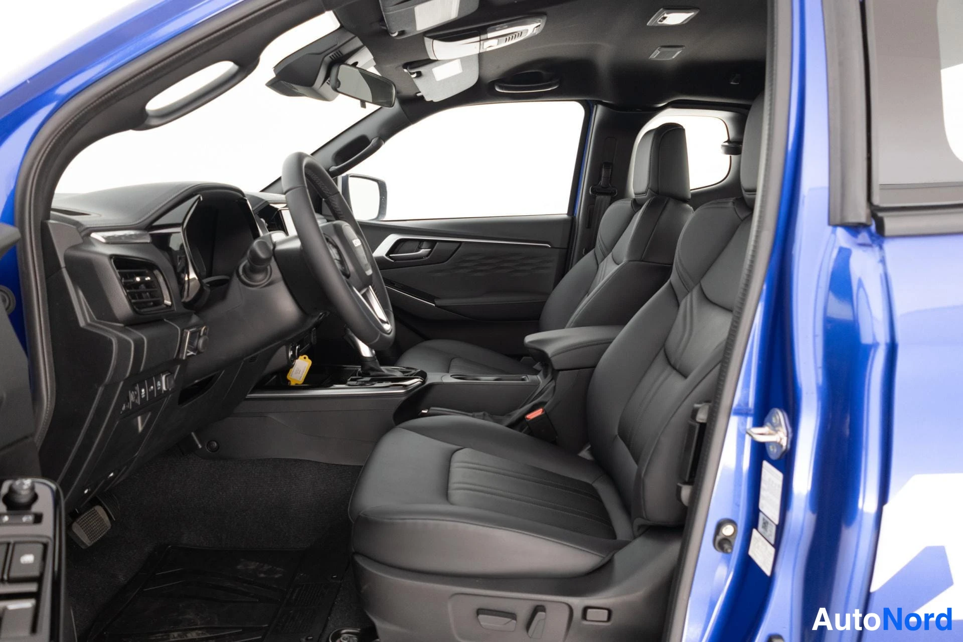 Sininen Isuzu D-Max 2026, etuistuimet, kuva 14