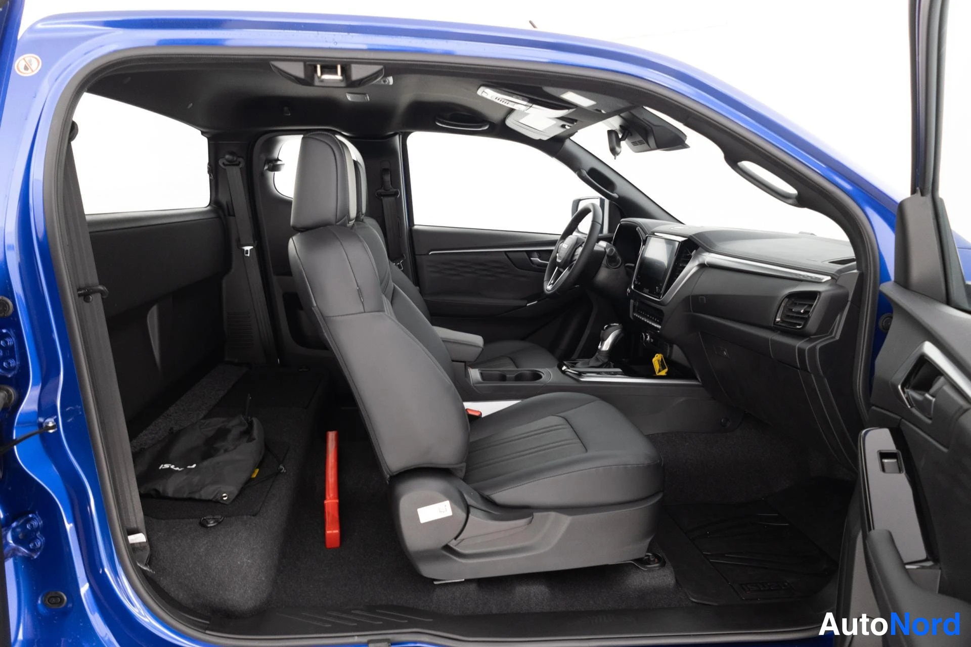 Sininen Isuzu D-Max 2026, ohjaamo, kuva 13
