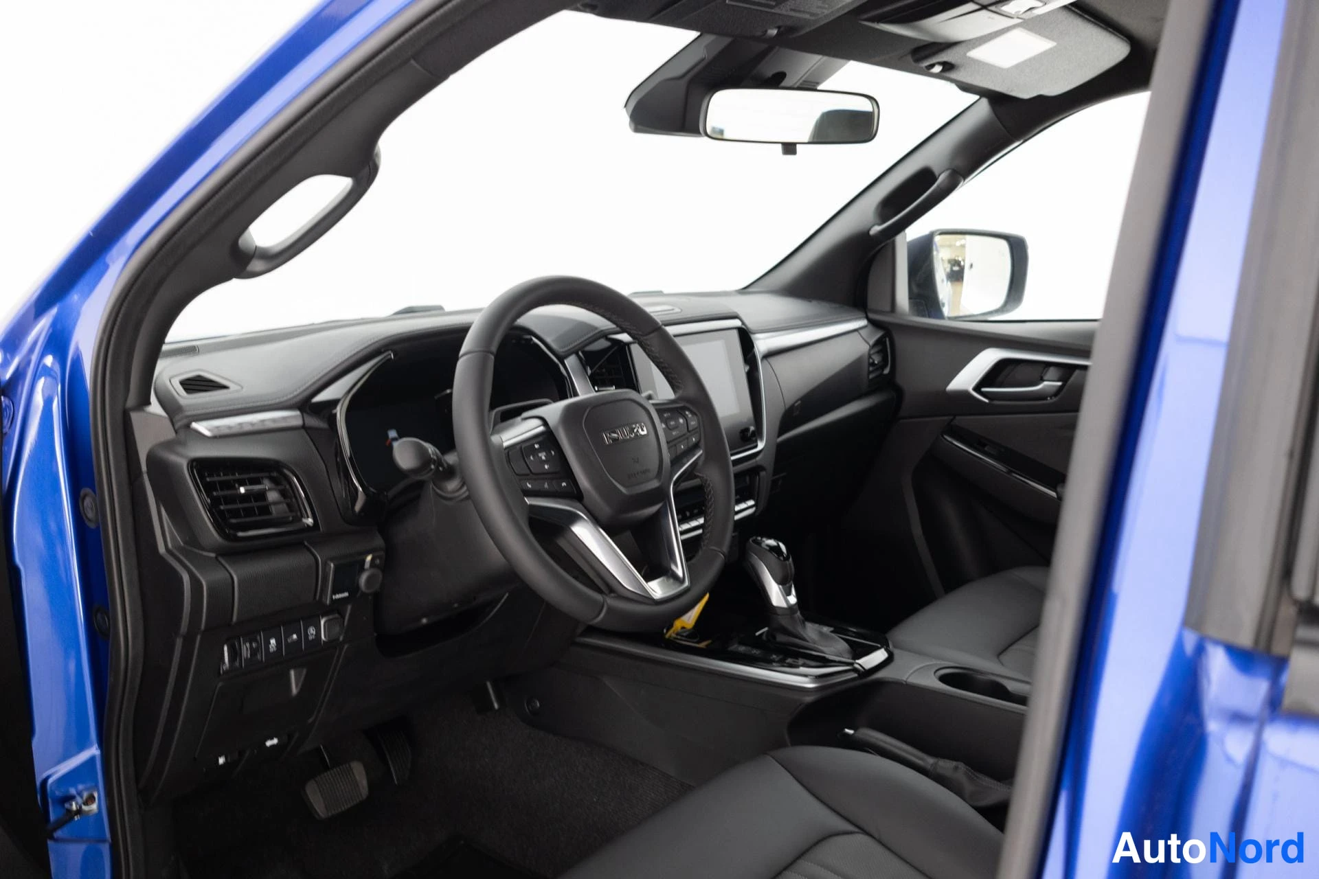 Sininen Isuzu D-Max 2026, ohjaamo, kuva 9