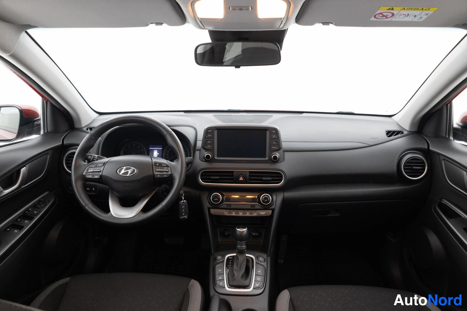 Punainen Hyundai Kona 2021, ohjaamo, kuva 11
