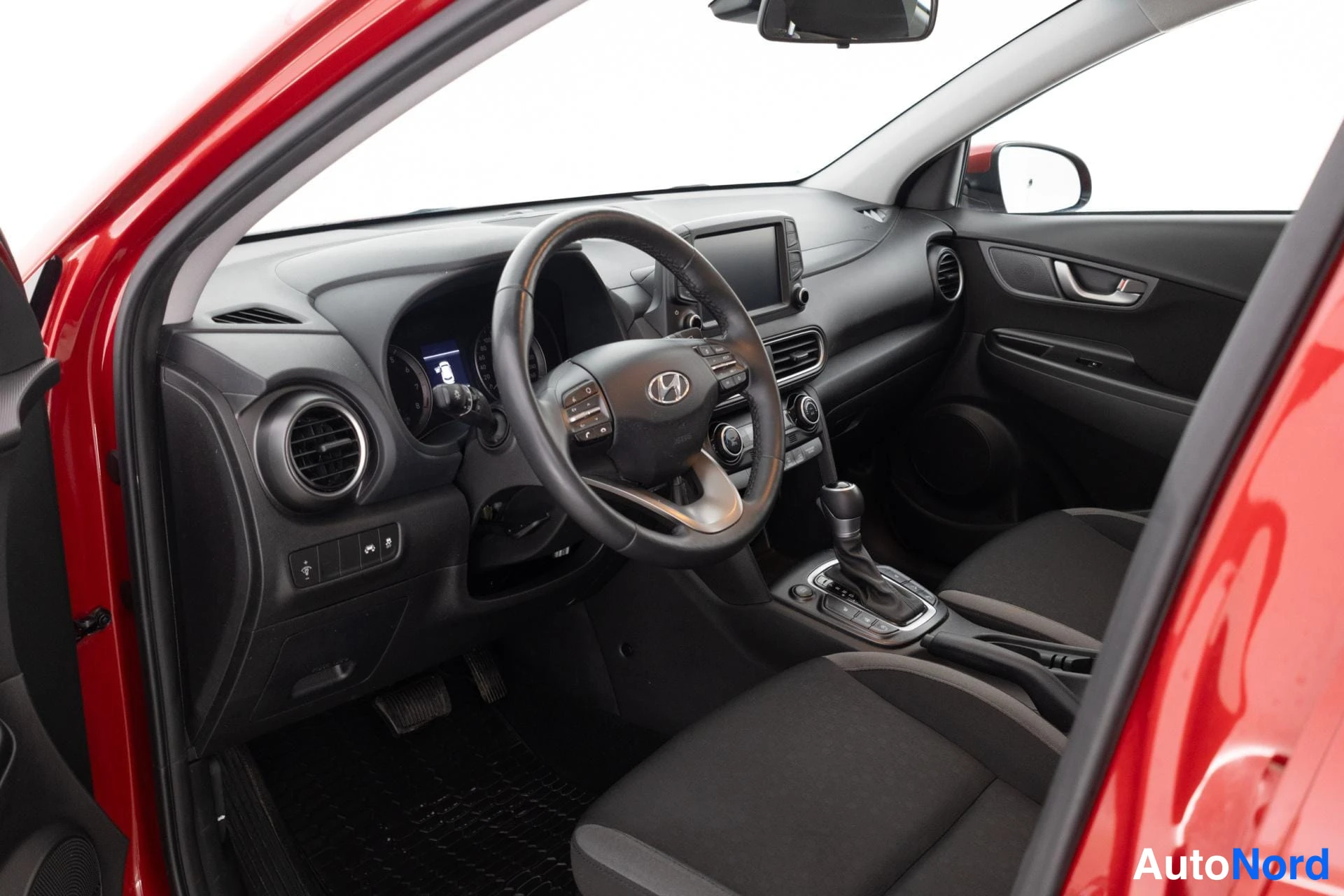 Punainen Hyundai Kona 2021, ohjaamo, kuva 9
