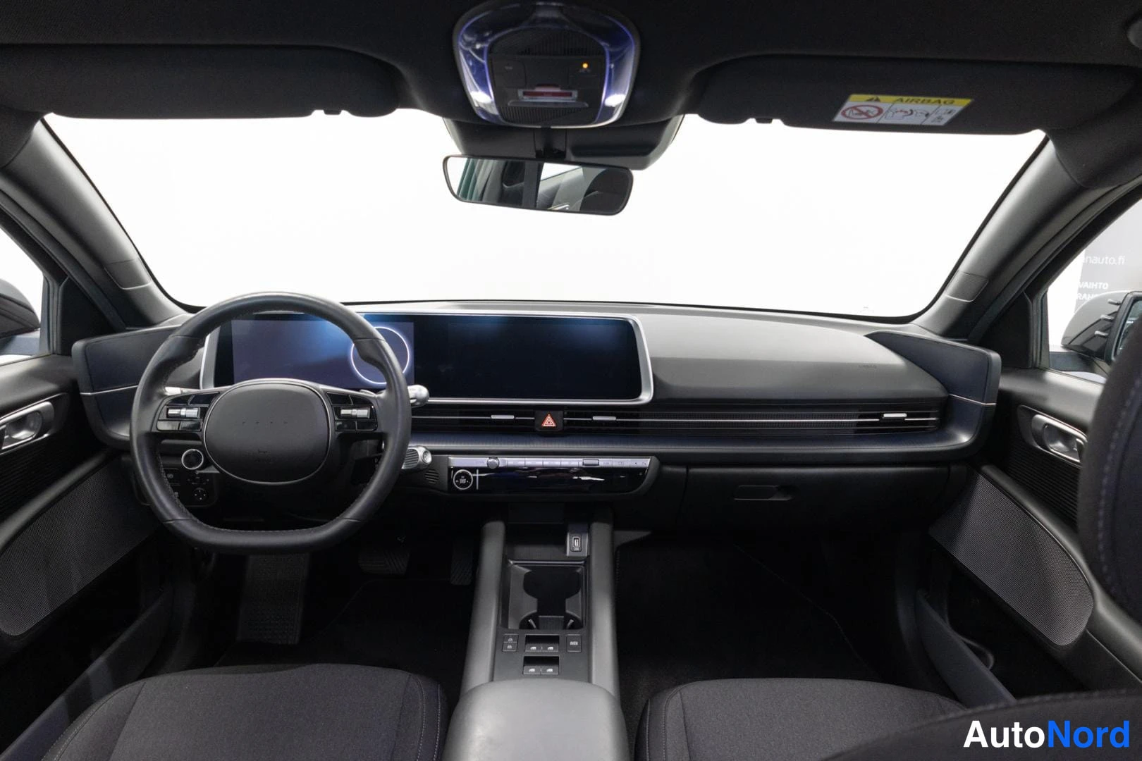 Musta Hyundai Ioniq 6 2024, ohjaamo, kuva 11