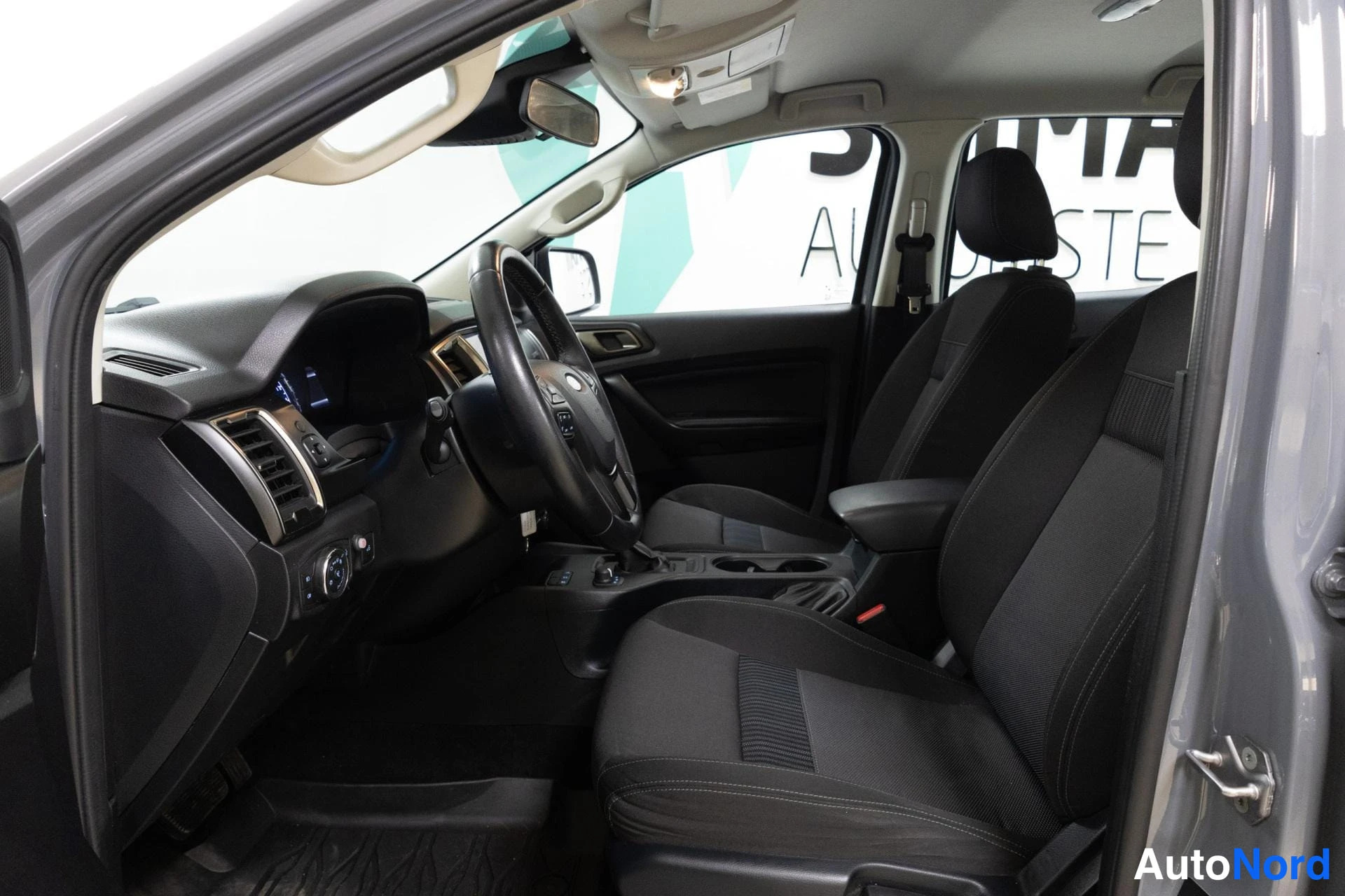 Harmaa Ford Ranger 2023, ohjaamo, kuva 10