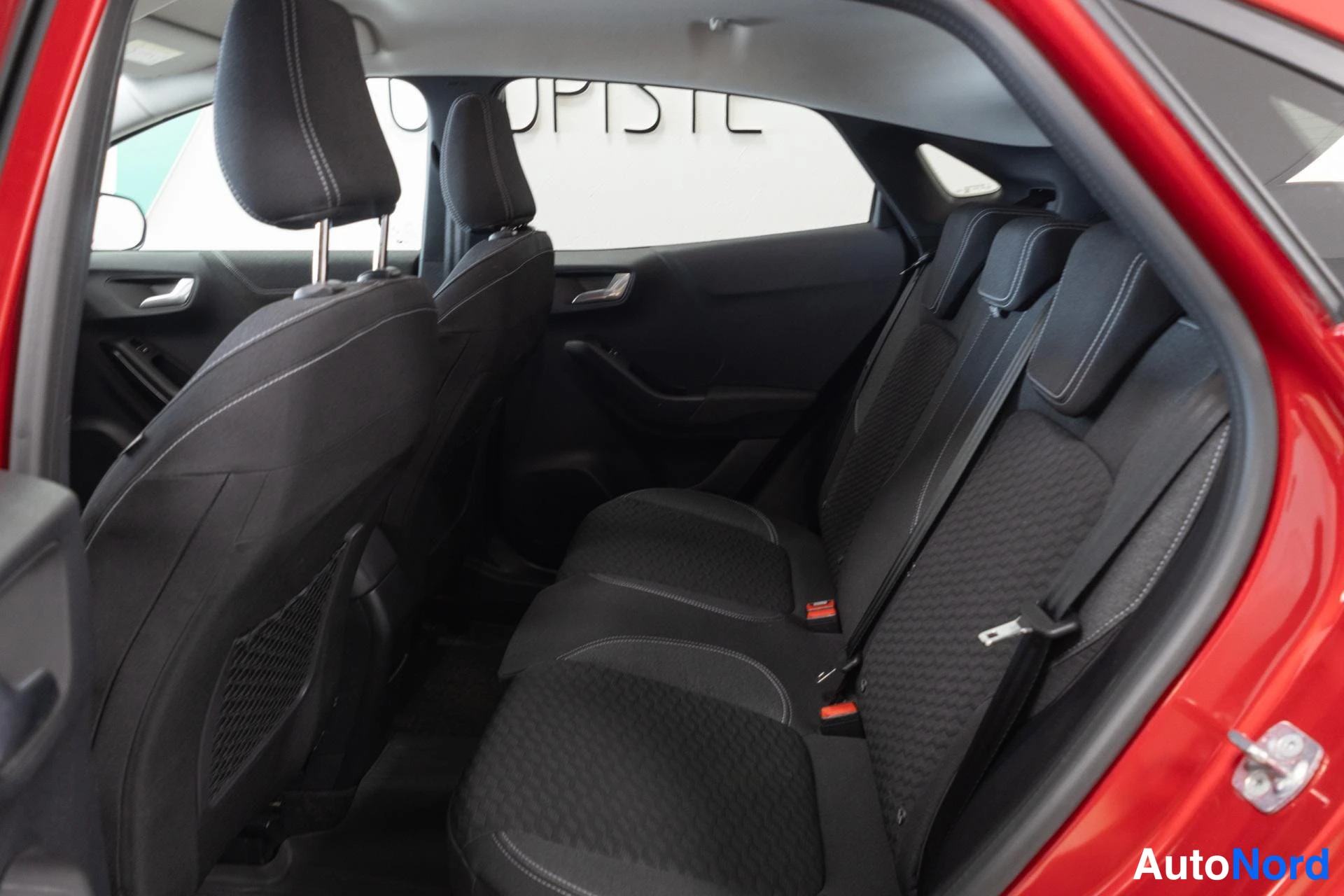 Punainen Ford Puma 2023, takaistuimet, kuva 13