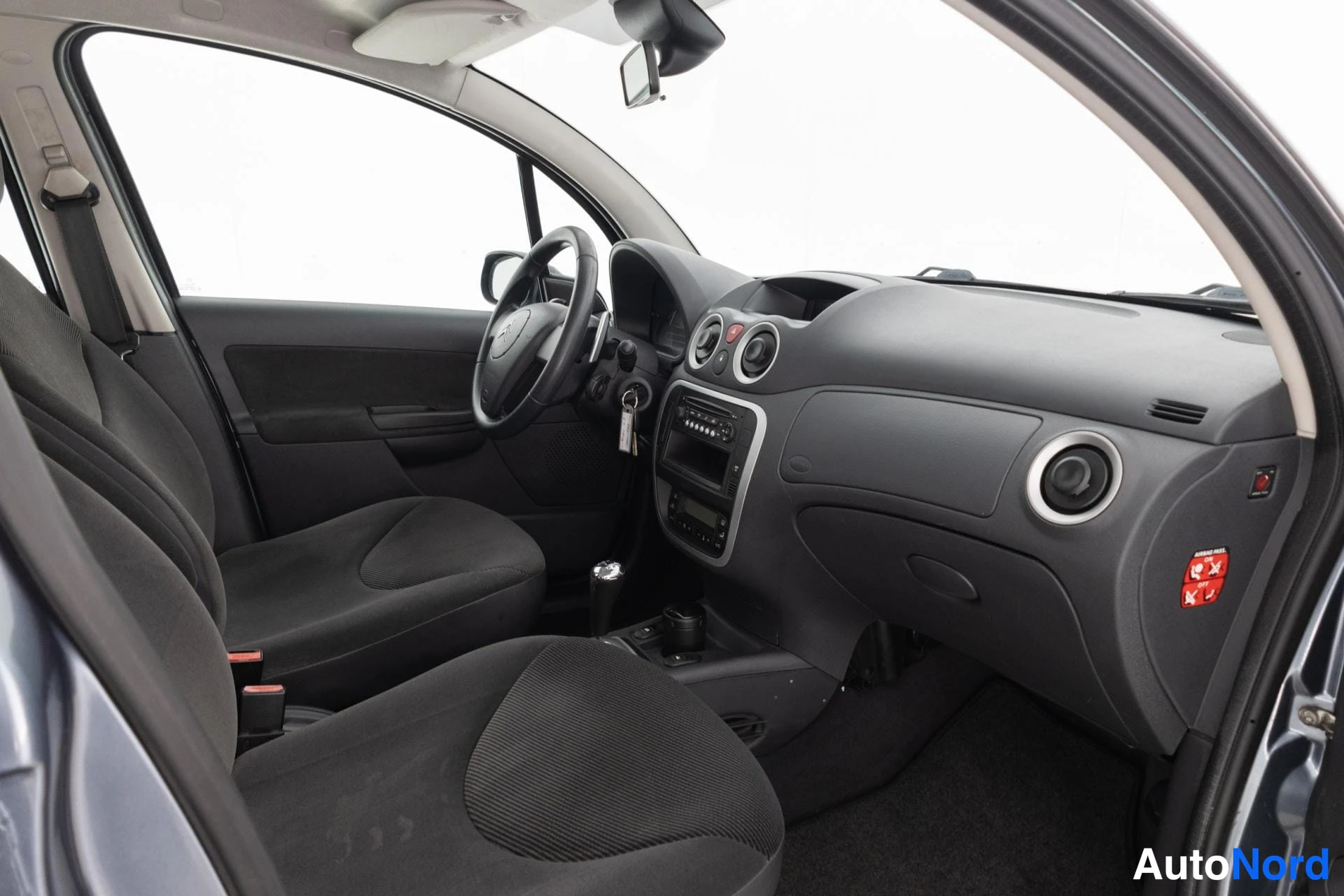 Harmaa Citroen C3 2006, ohjaamo, kuva 10