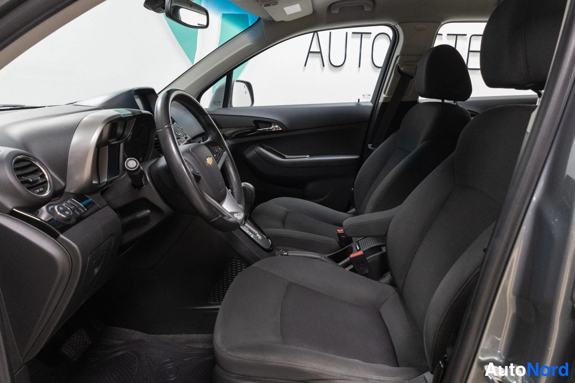 Harmaa Chevrolet Orlando 2012, ohjaamo, kuva 6
