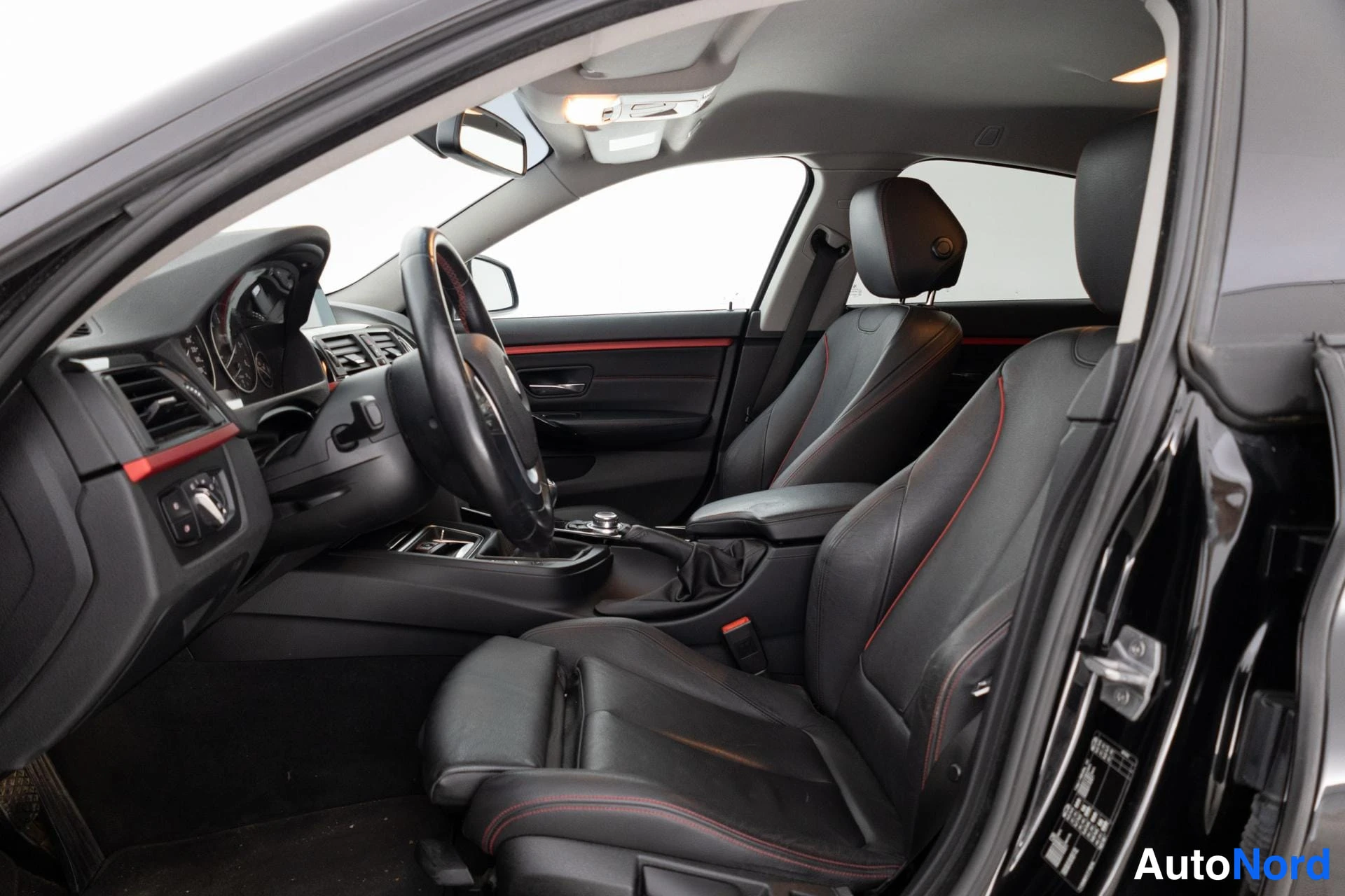 Musta BMW 418 2015, ohjaamo, kuva 14