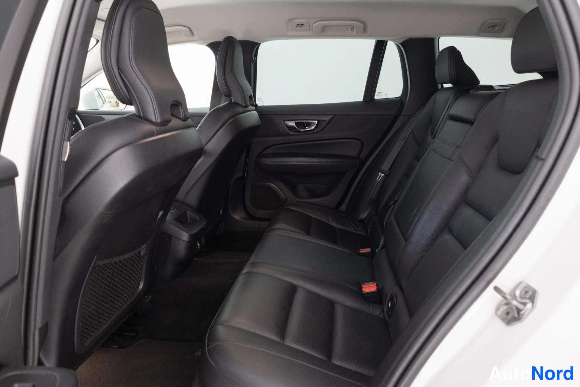 Valkoinen Volvo V60 2020, takaistuimet, kuva 14