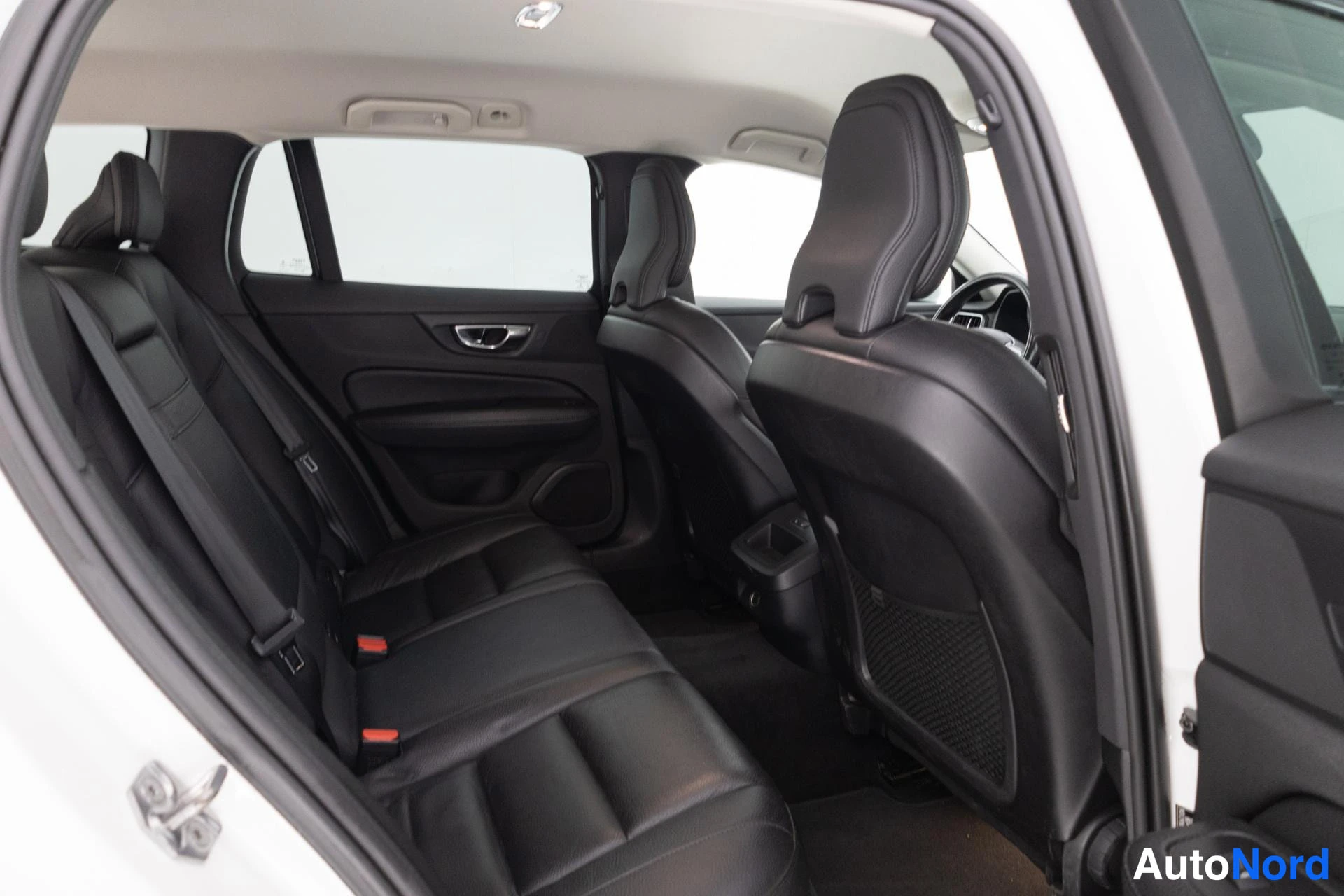 Valkoinen Volvo V60 2020, takaistuimet, kuva 15