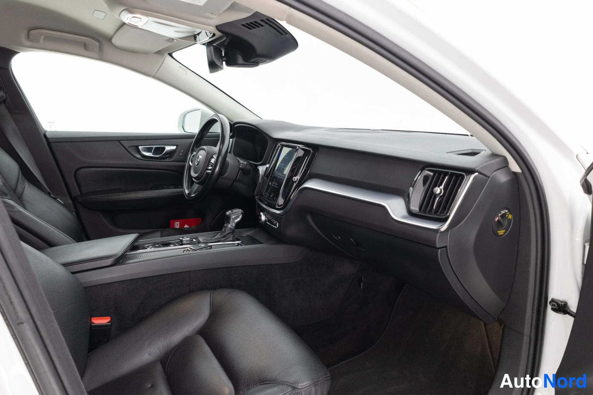 Valkoinen Volvo V60 2020, ohjaamo, kuva 10