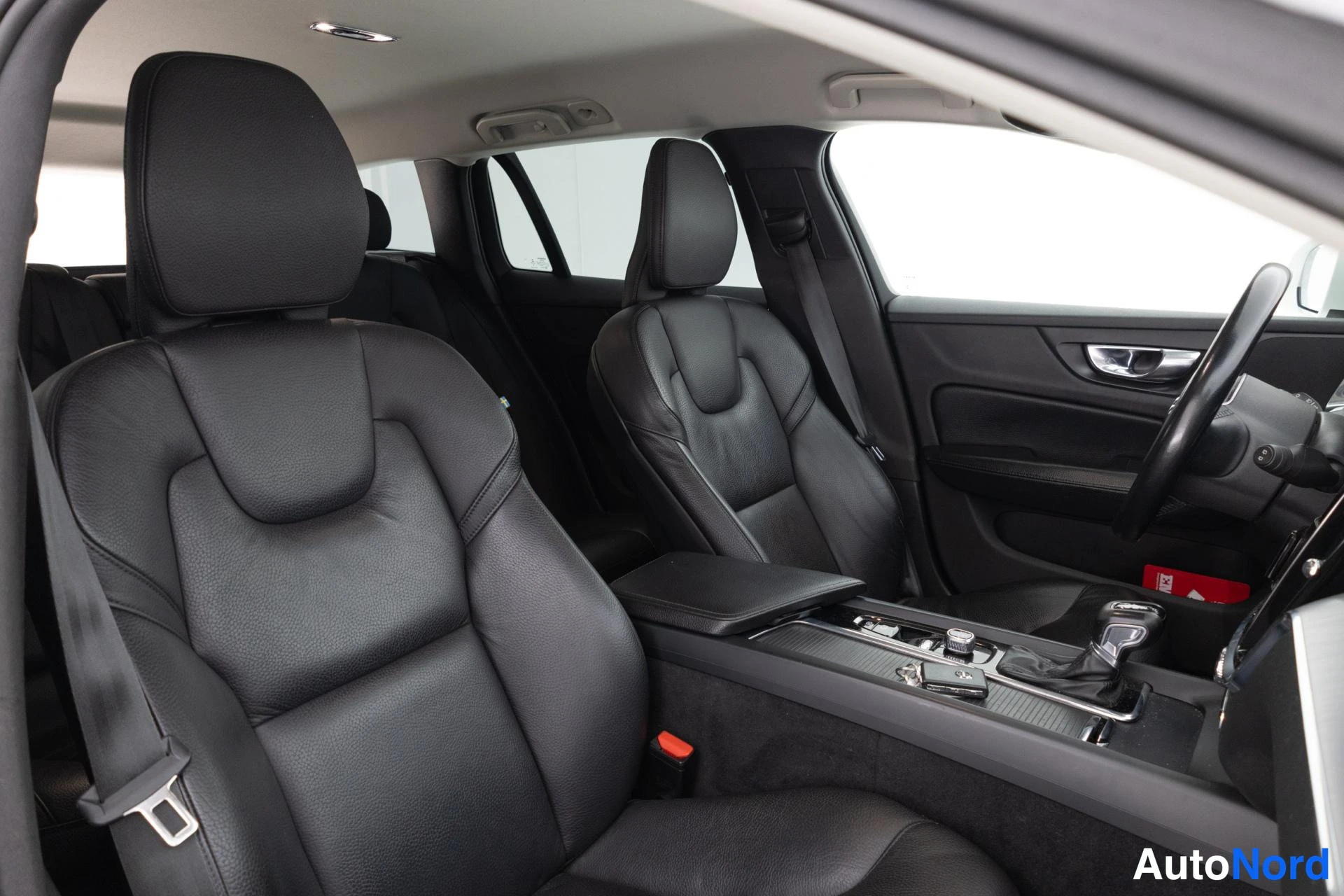 Valkoinen Volvo V60 2020, etuistuimet, kuva 13