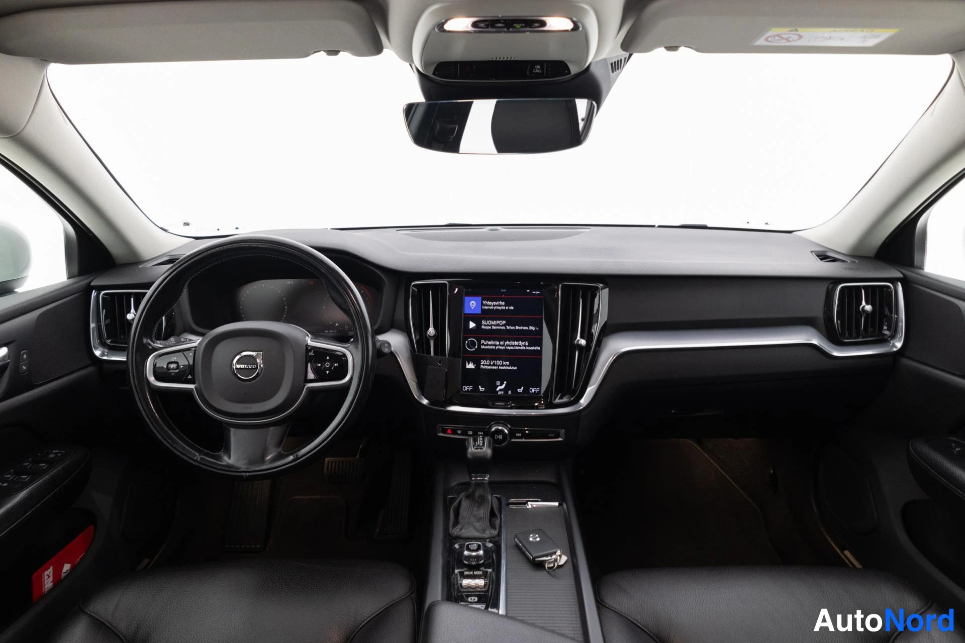 Valkoinen Volvo V60 2020, ohjaamo, kuva 11