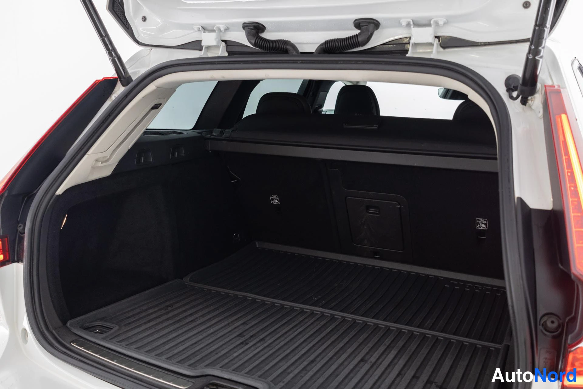 Valkoinen Volvo V60 2020, tavaratila, kuva 16