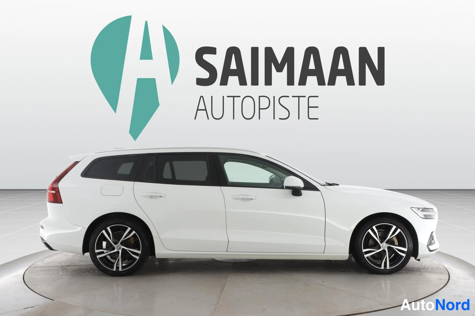 Valkoinen Volvo V60 2020, sivulta, kuva 5