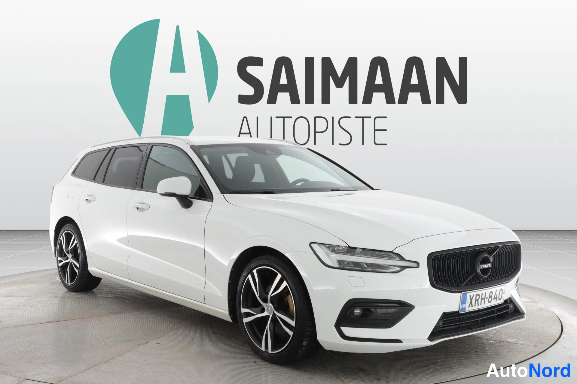 Valkoinen Volvo V60 2020, etuviisto, keula oikealle, kuva 2