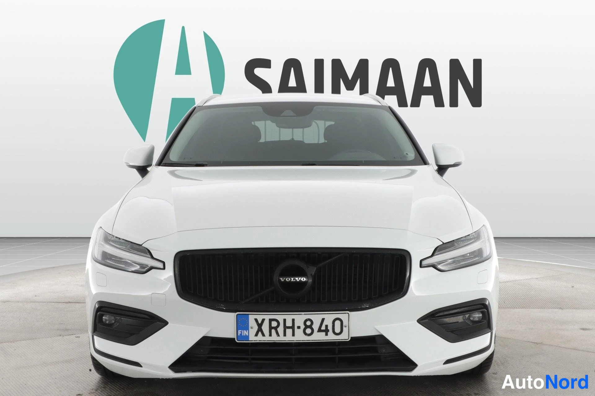 Valkoinen Volvo V60 2020, edestä, kuva 3