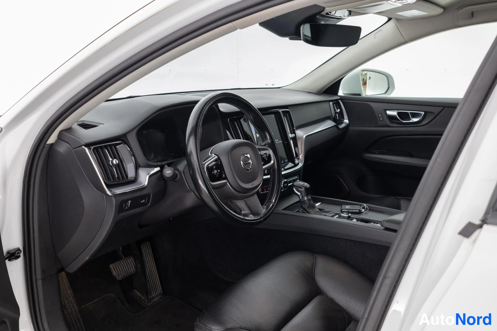 Valkoinen Volvo V60 2020, ohjaamo, kuva 9