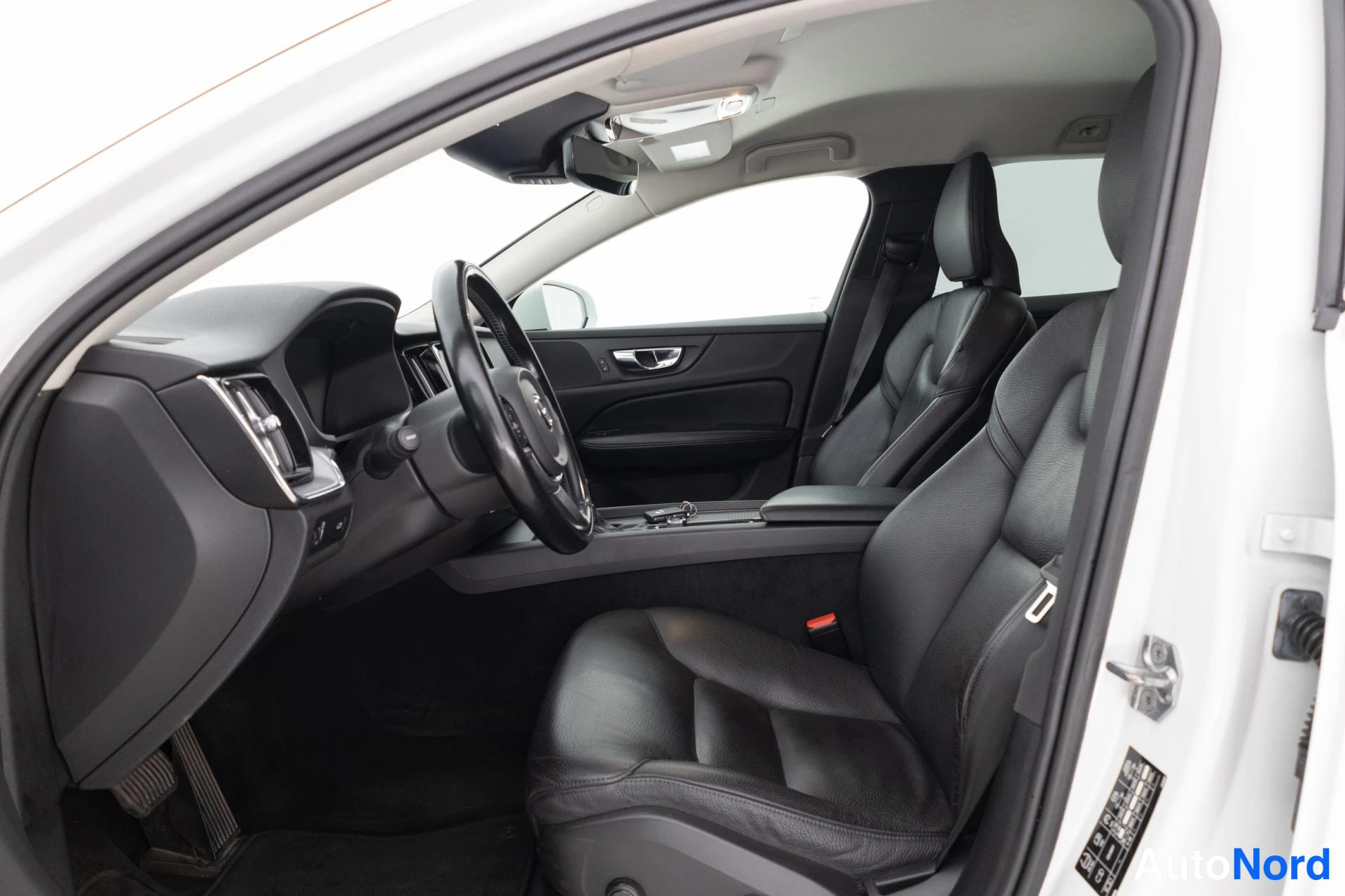 Valkoinen Volvo V60 2020, etuistuimet, kuva 12