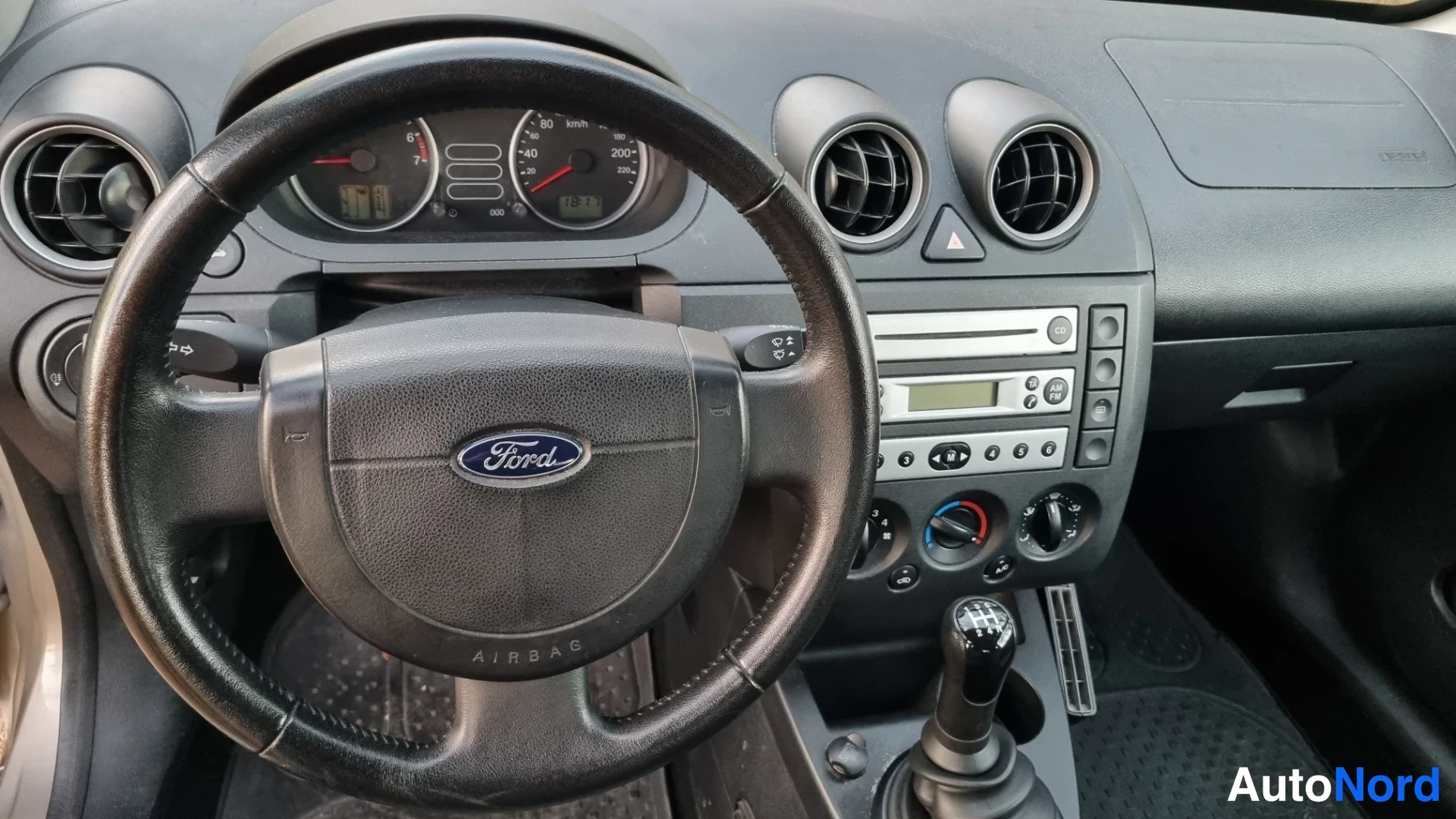 Harmaa Ford Fiesta 2004, ohjaamo, kuva 9