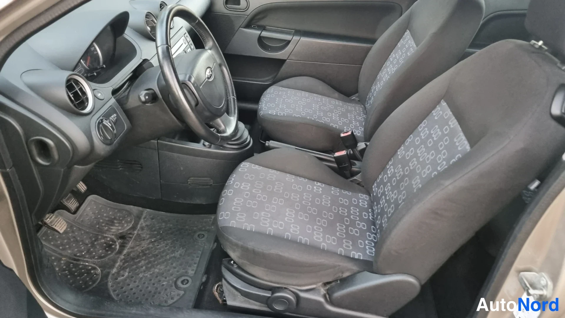 Harmaa Ford Fiesta 2004, etuistuimet, kuva 10