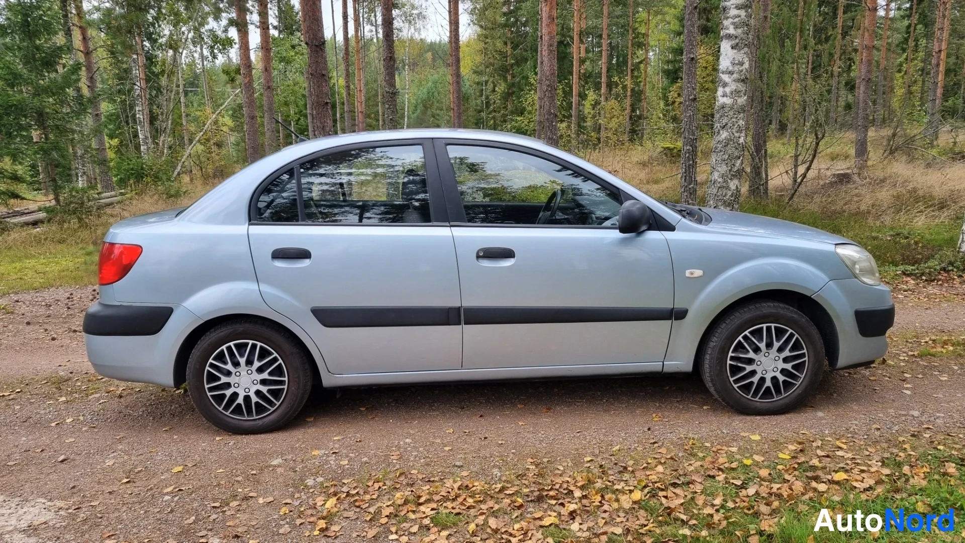 Sininen Kia Rio 2006, sivulta, kuva 5