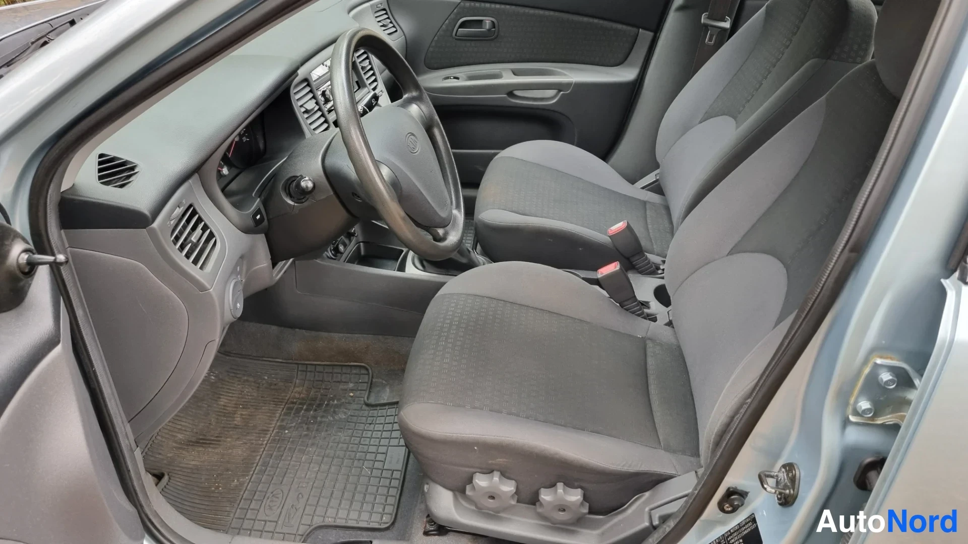 Sininen Kia Rio 2006, ohjaamo, kuva 9