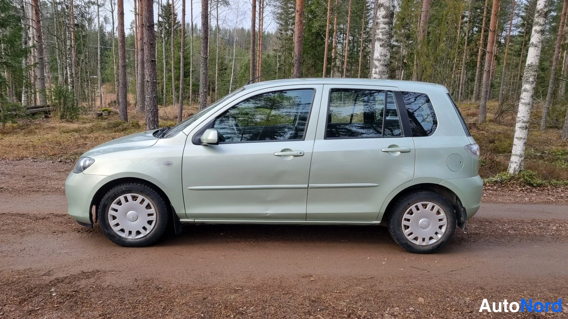 Vihreä Mazda 2 2007, sivulta, kuva 4