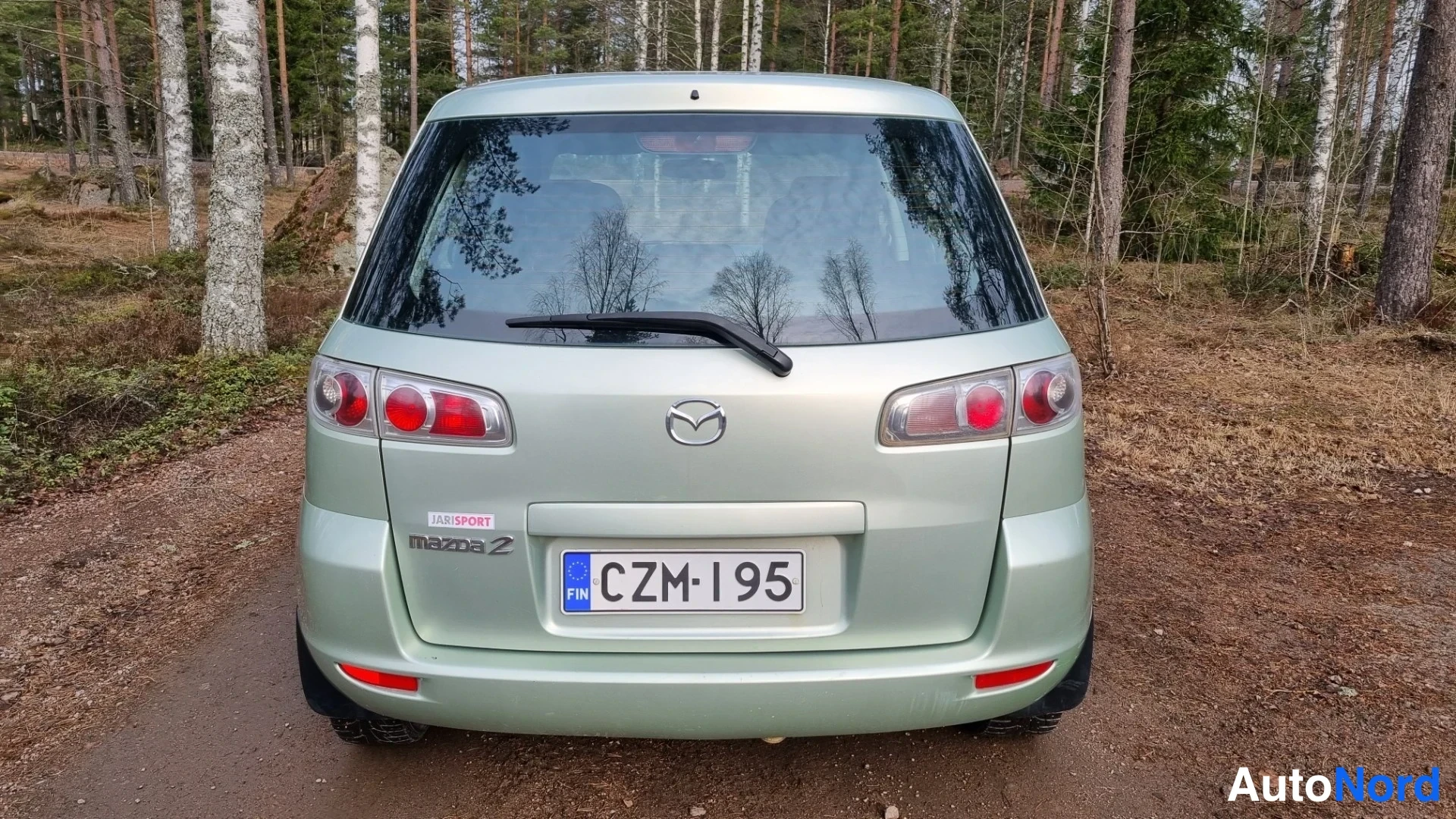 Vihreä Mazda 2 2007, takaa, kuva 7