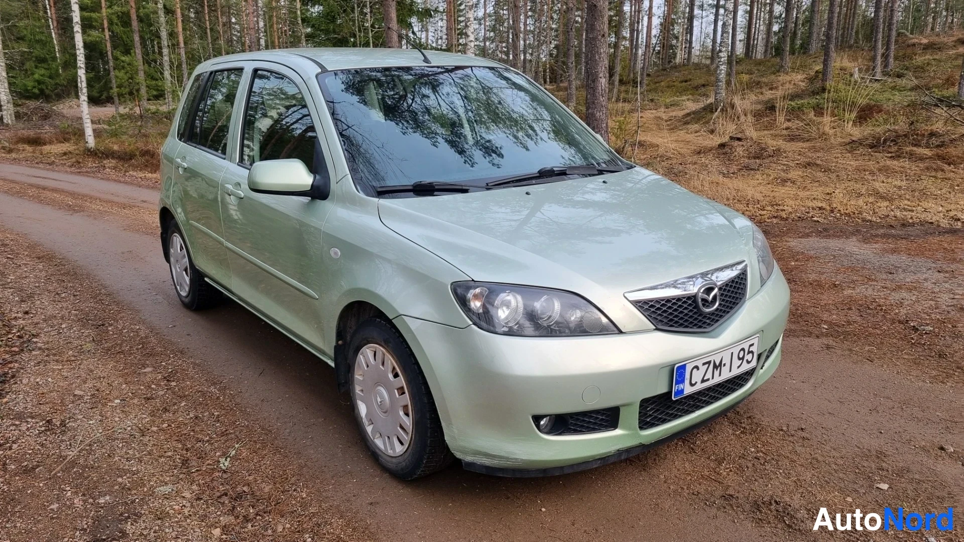 Vihreä Mazda 2 2007, etuviisto, keula oikealle, kuva 2