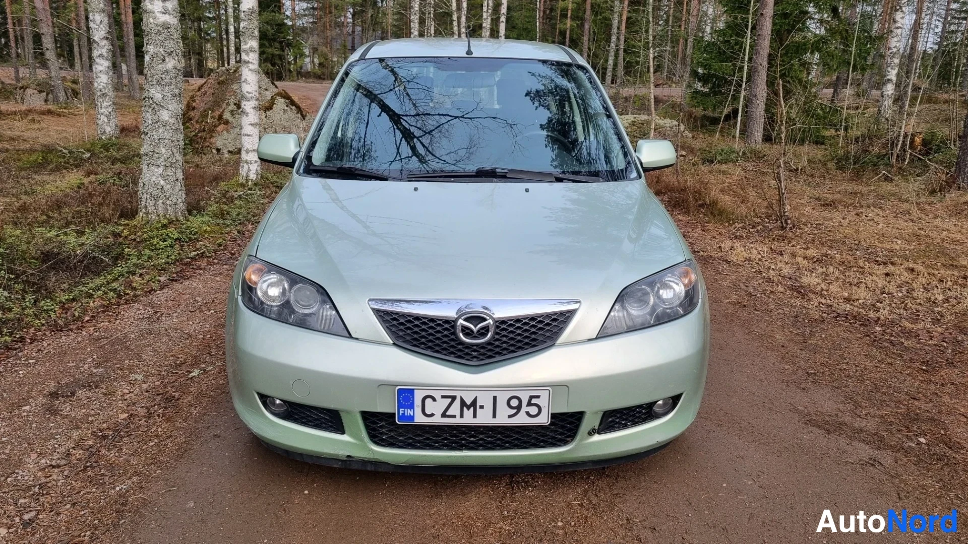 Vihreä Mazda 2 2007, edestä, kuva 3