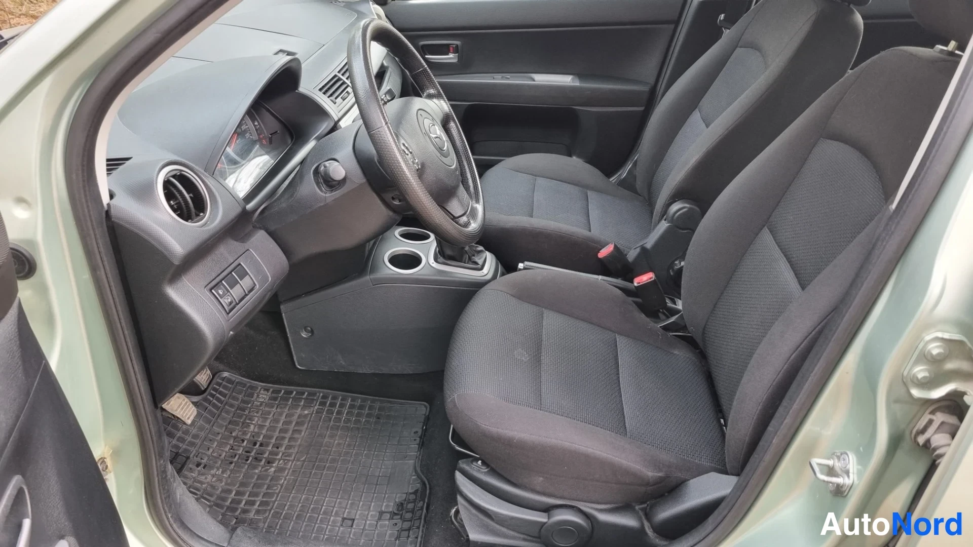 Vihreä Mazda 2 2007, etuistuimet, kuva 9
