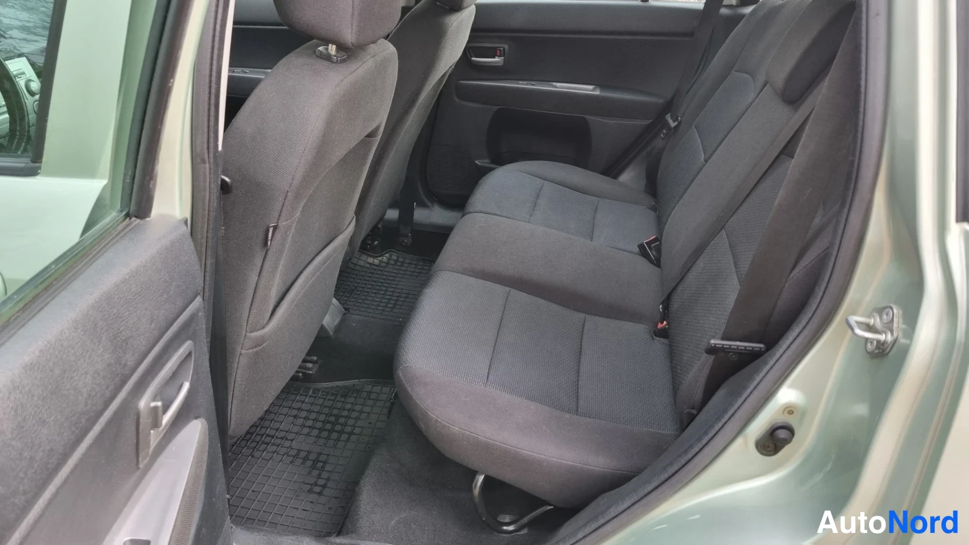Vihreä Mazda 2 2007, takaistuimet, kuva 10