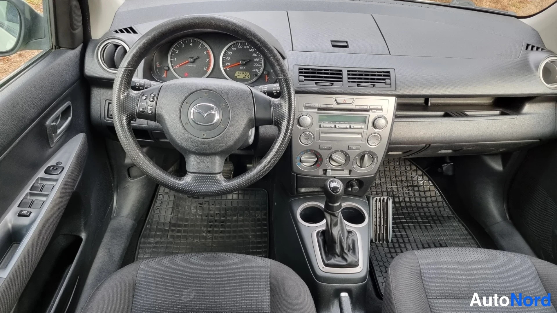 Vihreä Mazda 2 2007, ohjaamo, kuva 8