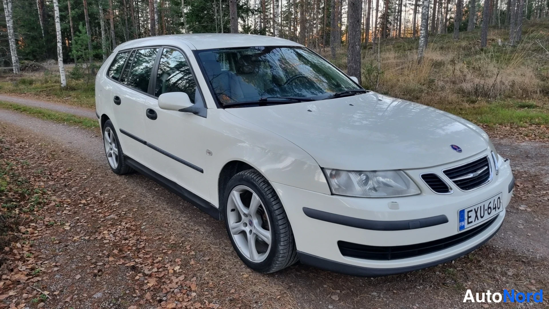 Valkoinen Saab 9-3 2006, etuviisto, keula oikealle, kuva 3