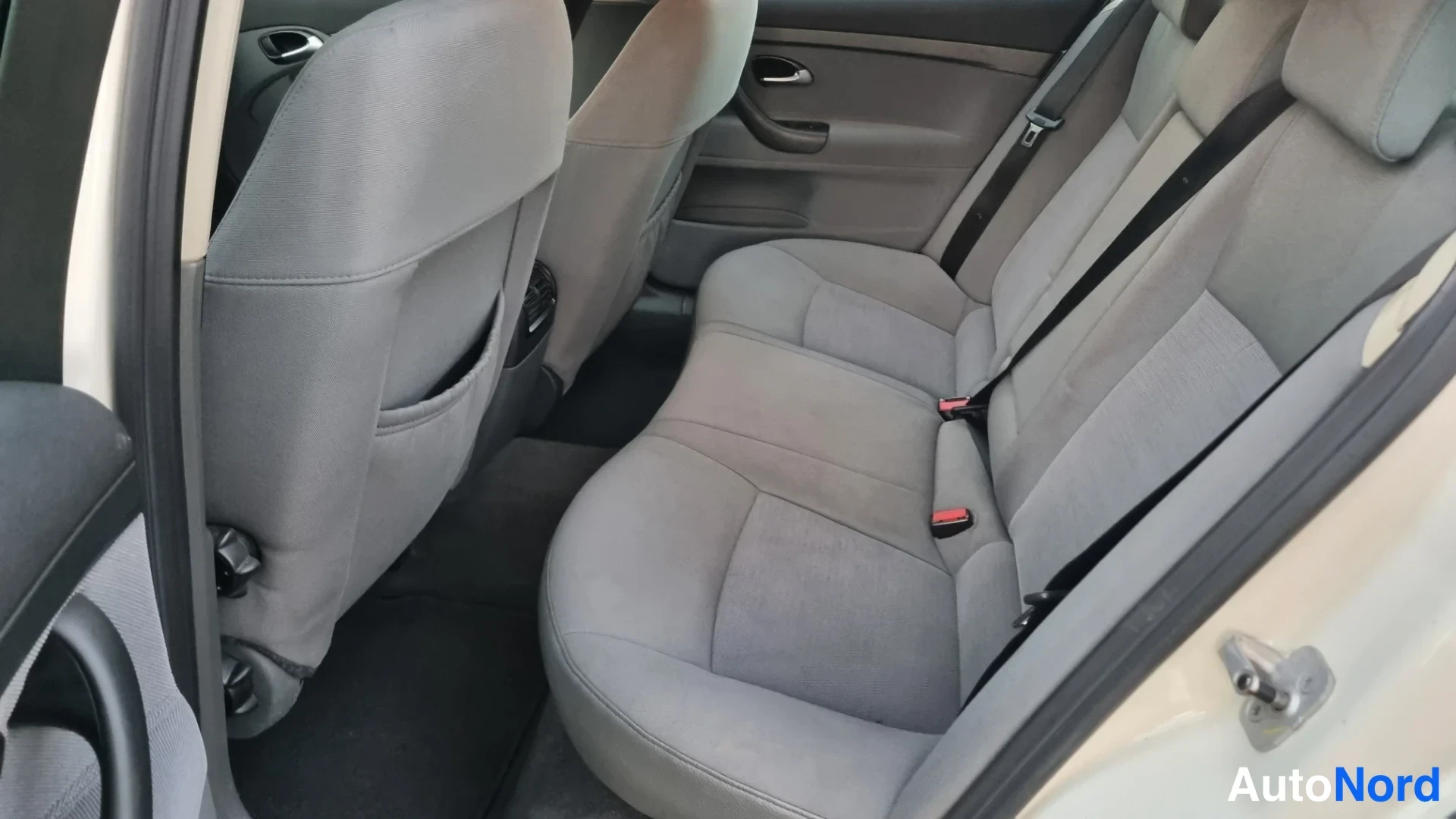 Valkoinen Saab 9-3 2006, takaistuimet, kuva 11