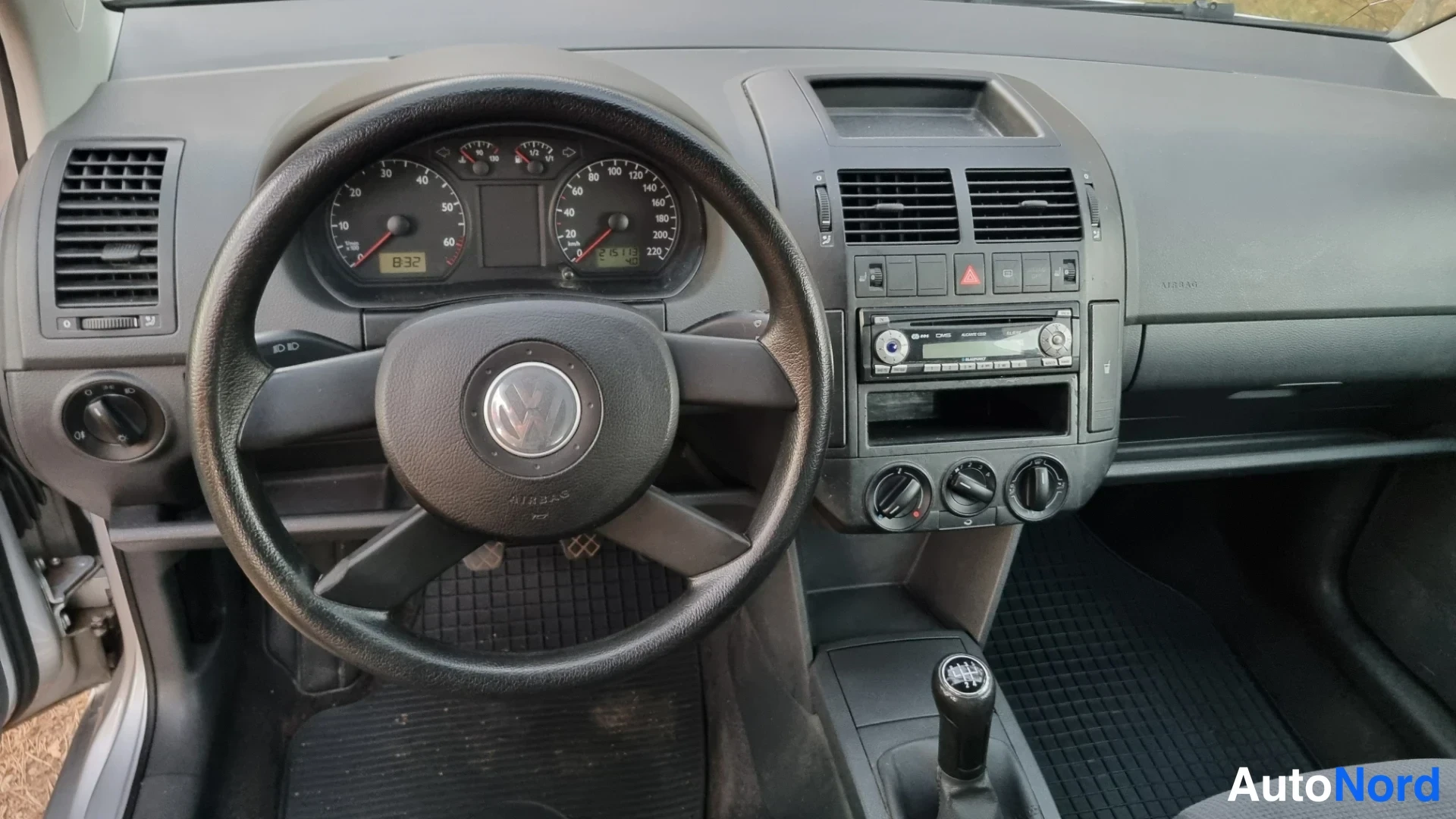 Harmaa Volkswagen Polo 2003, ohjaamo, kuva 10