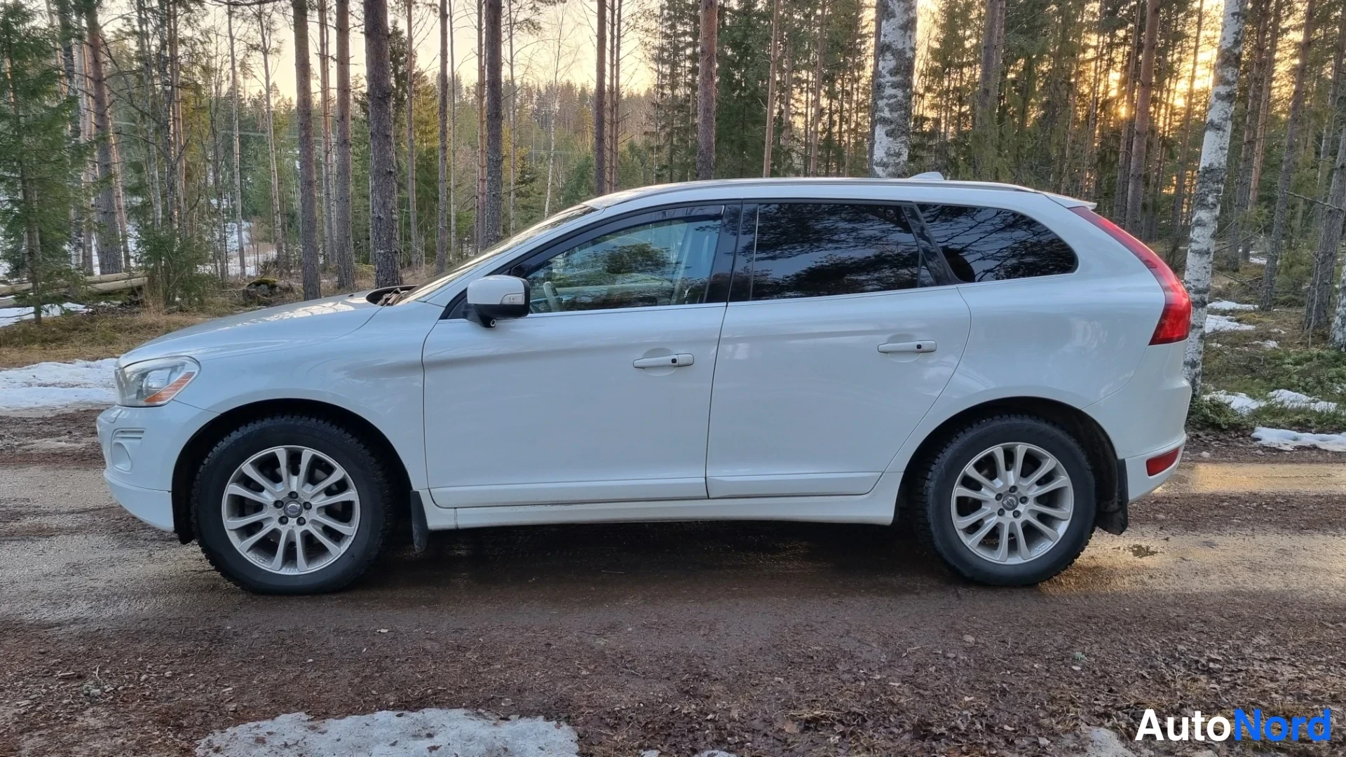 Valkoinen Volvo XC60 2010, etuviisto, keula vasemmalle, kuva 2