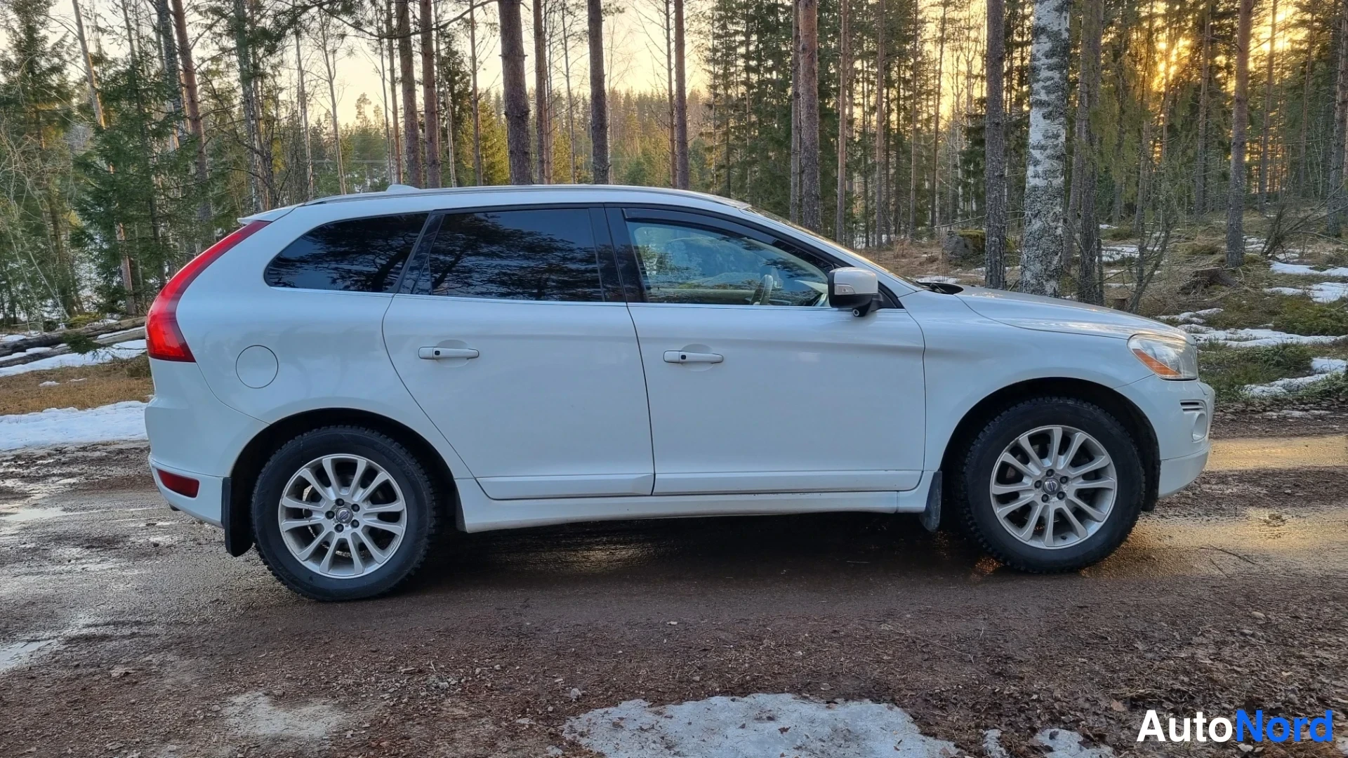 Valkoinen Volvo XC60 2010, etuviisto, keula oikealle, kuva 3