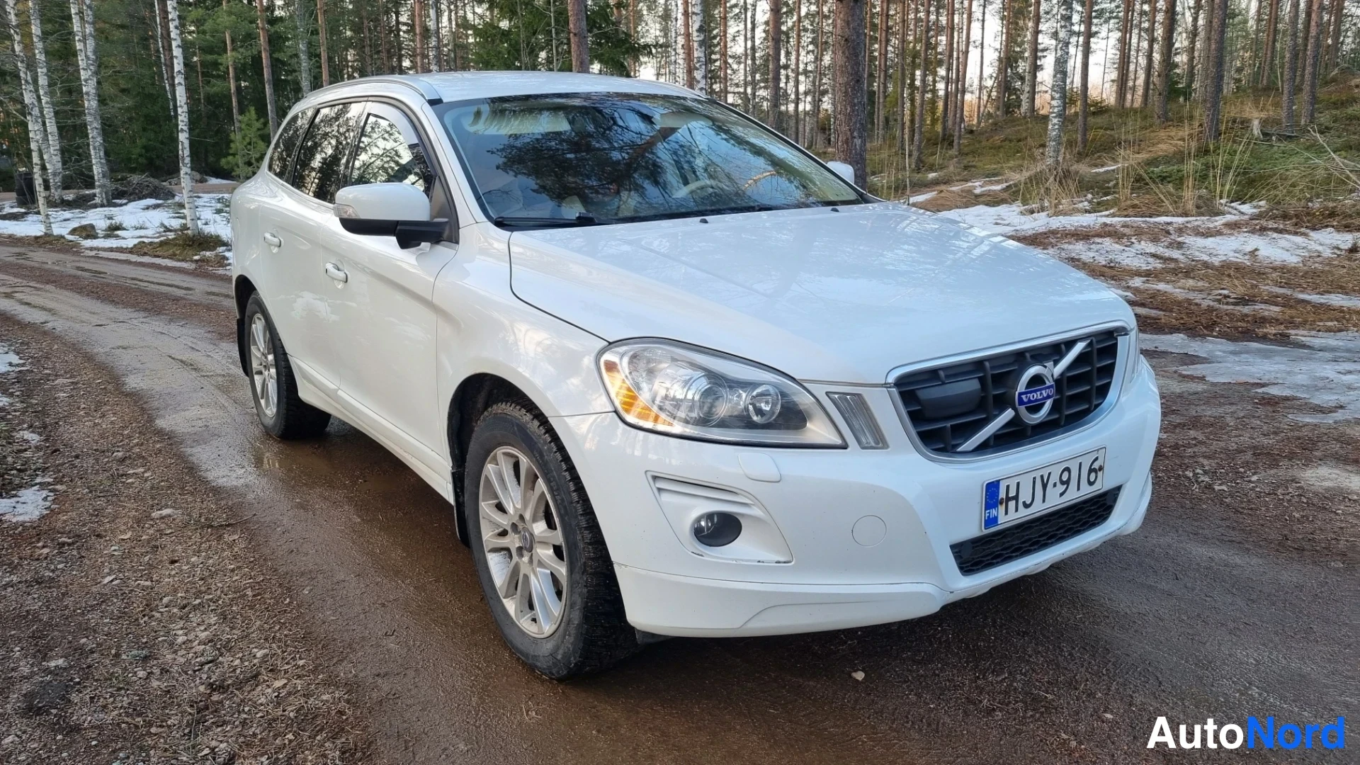 Valkoinen Volvo XC60 2010, etuviisto, keula oikealle, kuva 4
