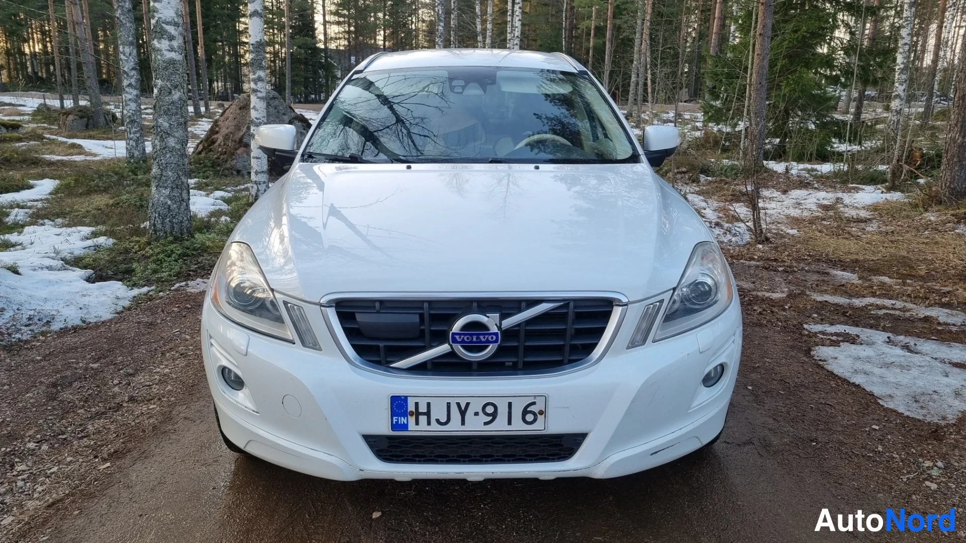 Valkoinen Volvo XC60 2010, edestä, kuva 5