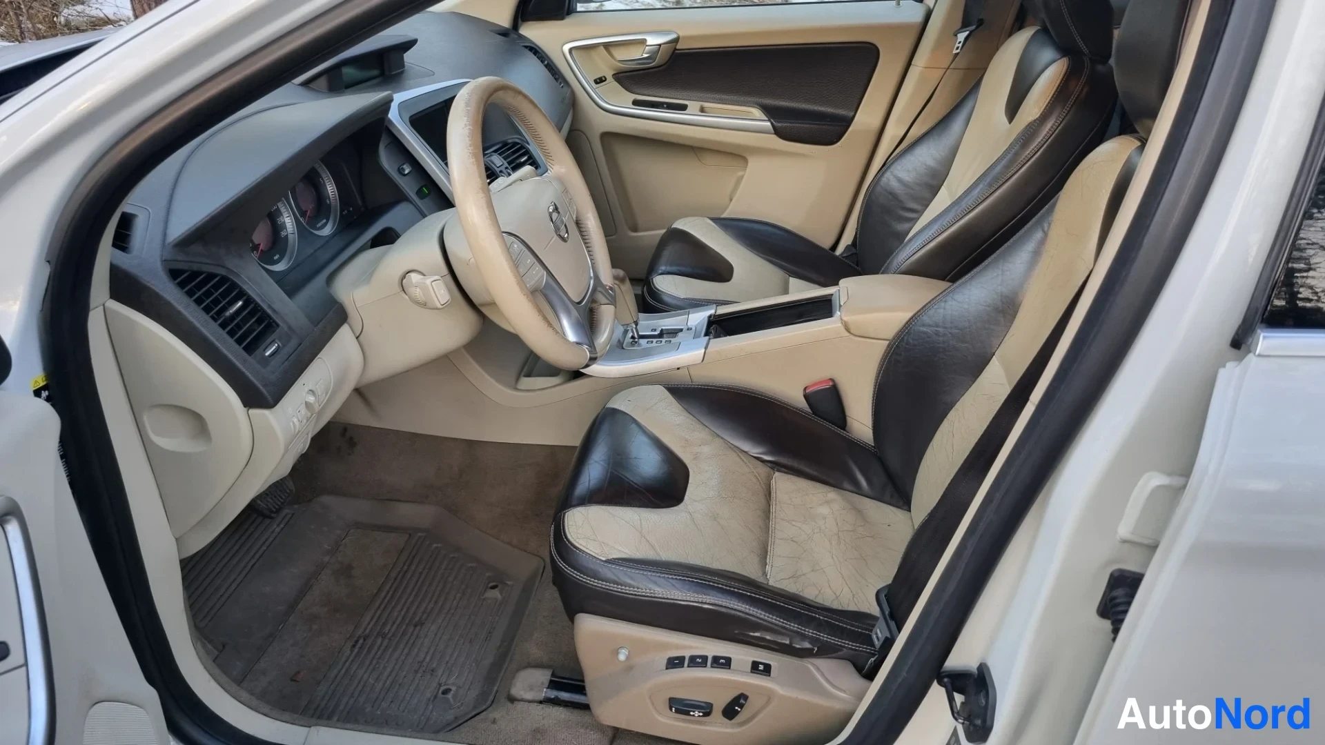 Valkoinen Volvo XC60 2010, etuistuimet, kuva 10
