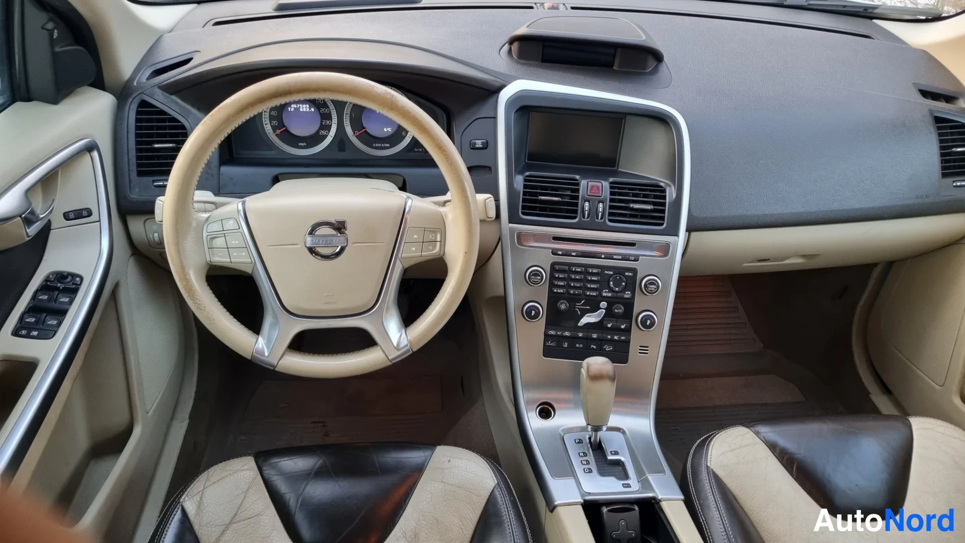 Valkoinen Volvo XC60 2010, ohjaamo, kuva 9