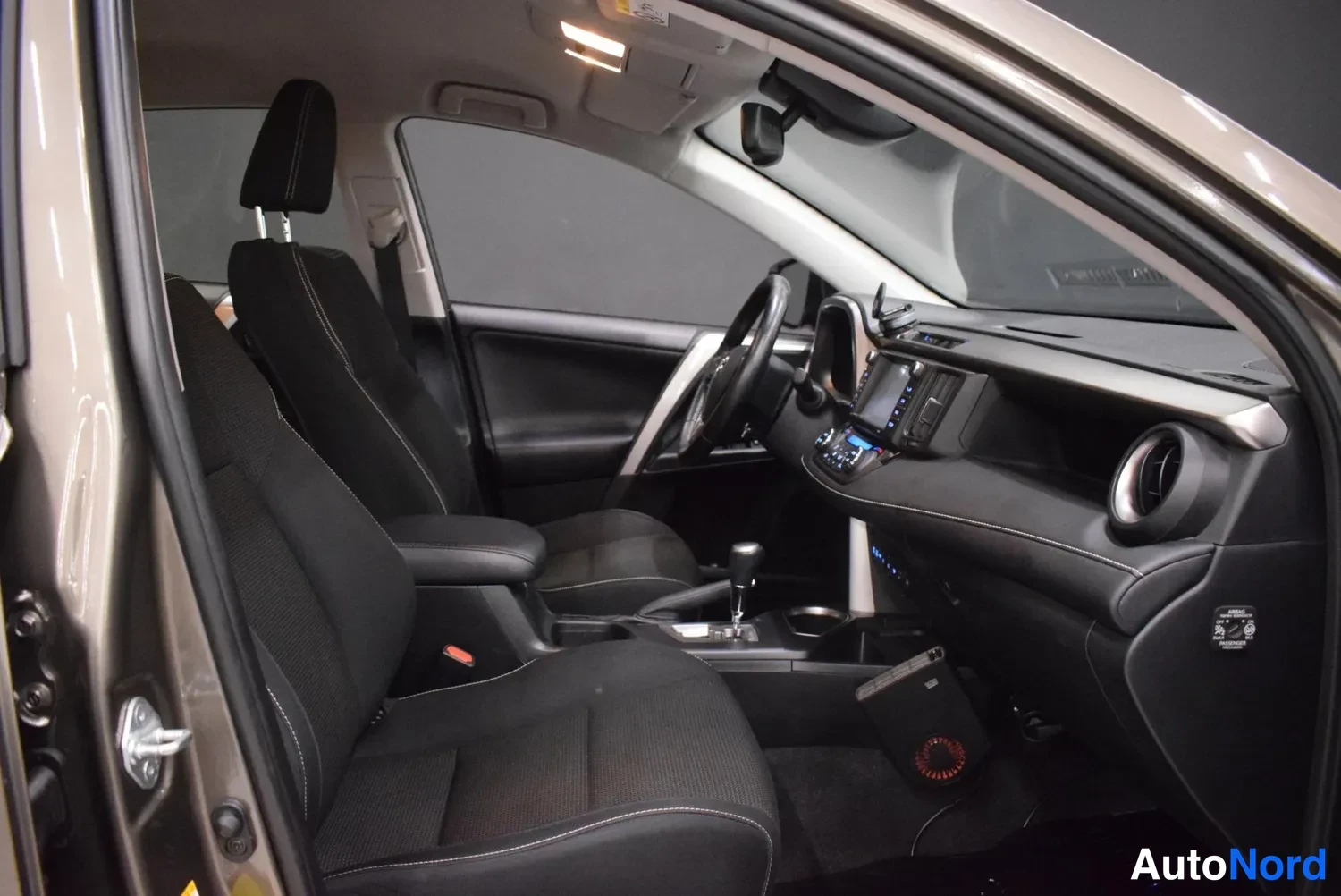 Beige Toyota RAV4 2017, ohjaamo, kuva 8