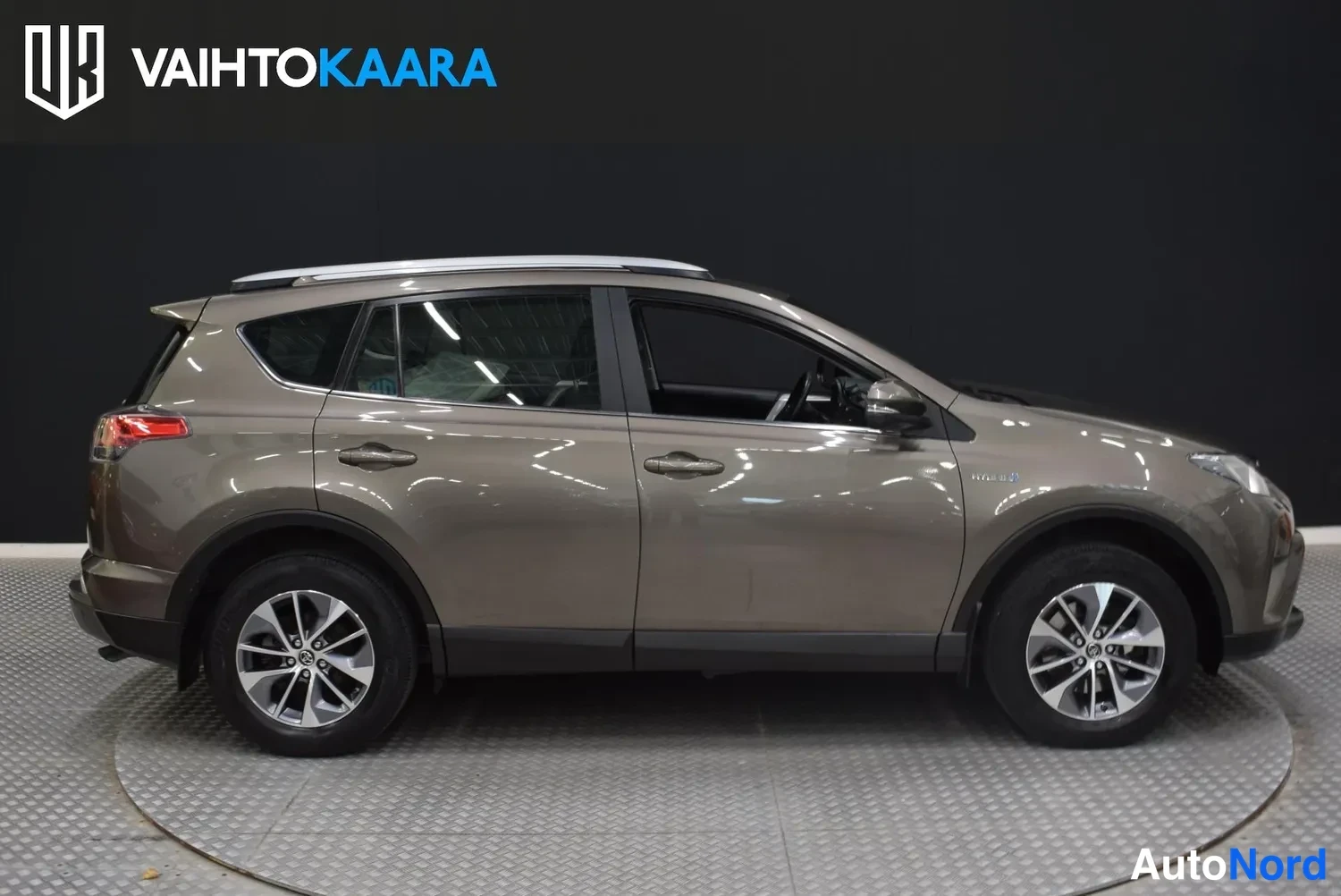 Beige Toyota RAV4 2017, sivulta, kuva 3