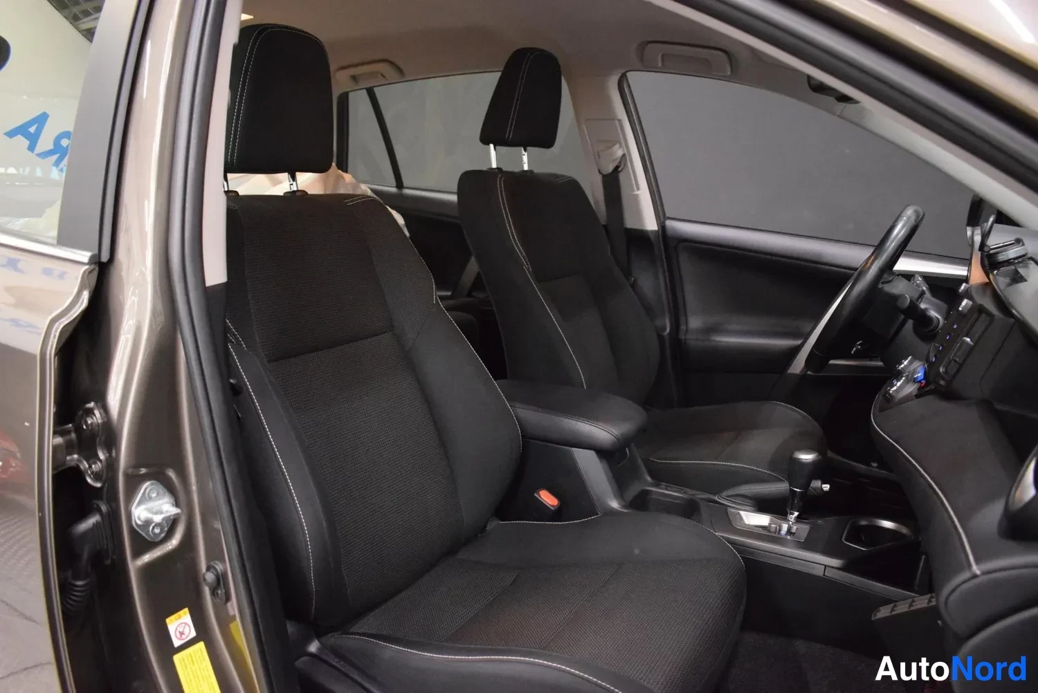 Beige Toyota RAV4 2017, etuistuimet, kuva 12